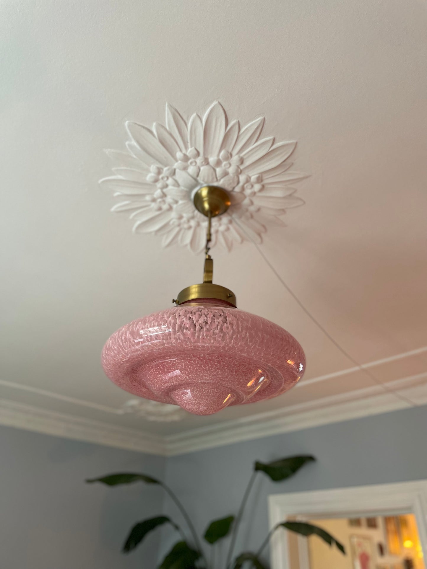 Lyserød spottet vintage Murano pendel med messinggreb