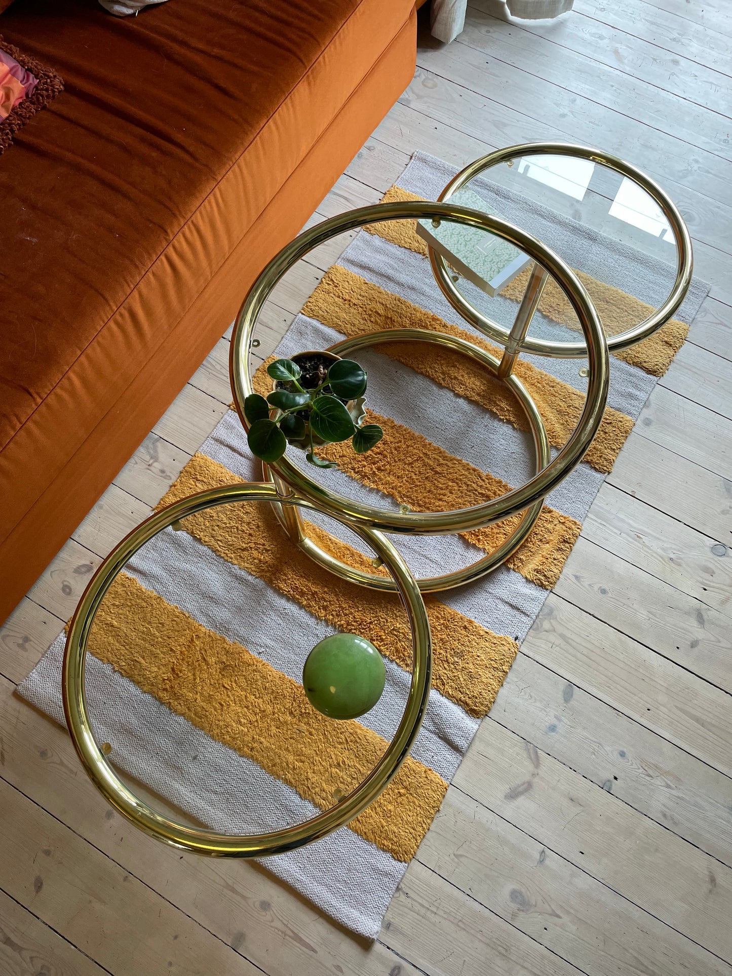 Round swivel glass table in brass
