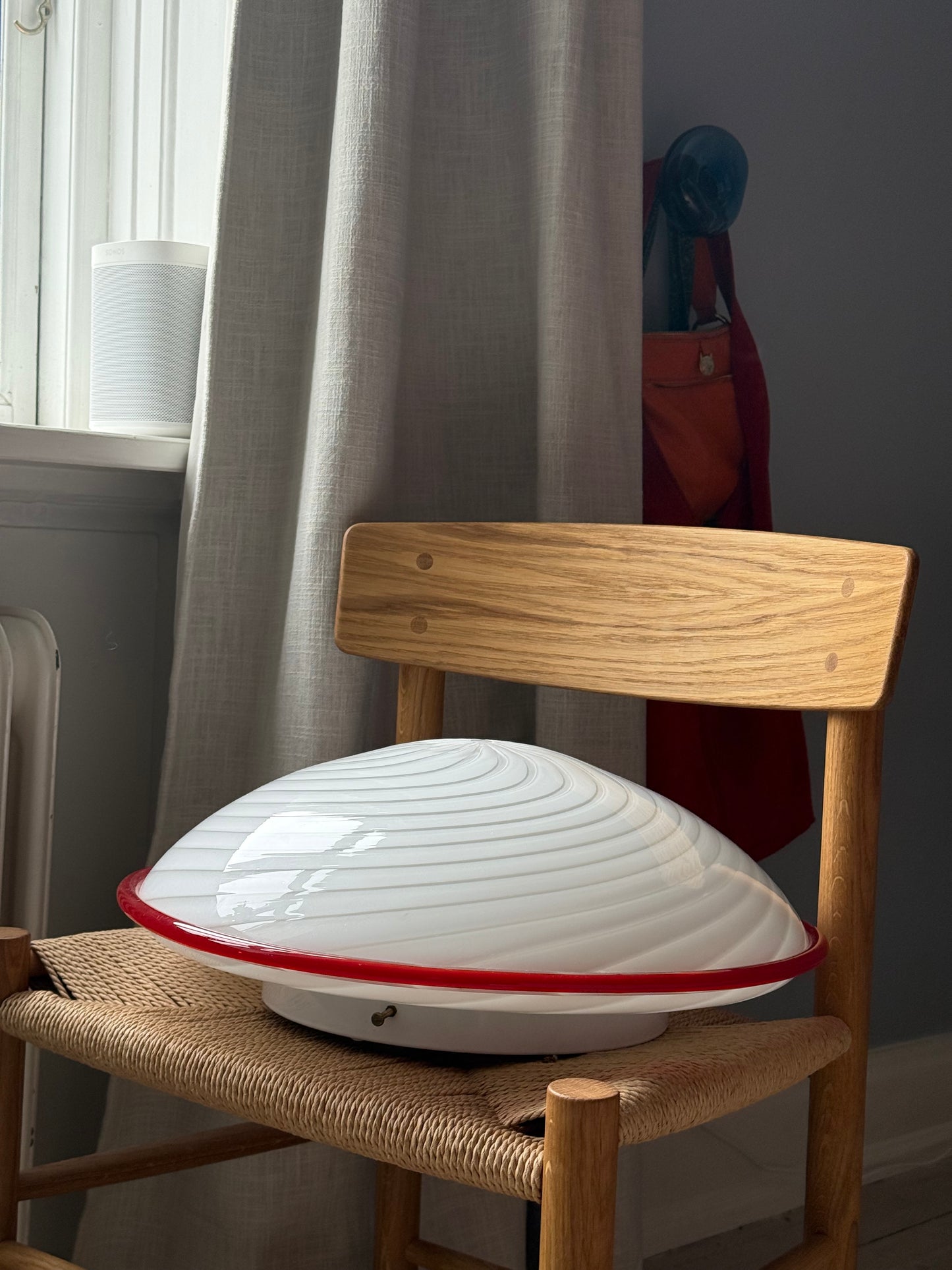 Vintage hvid vetri murano plafond med rød glaskant