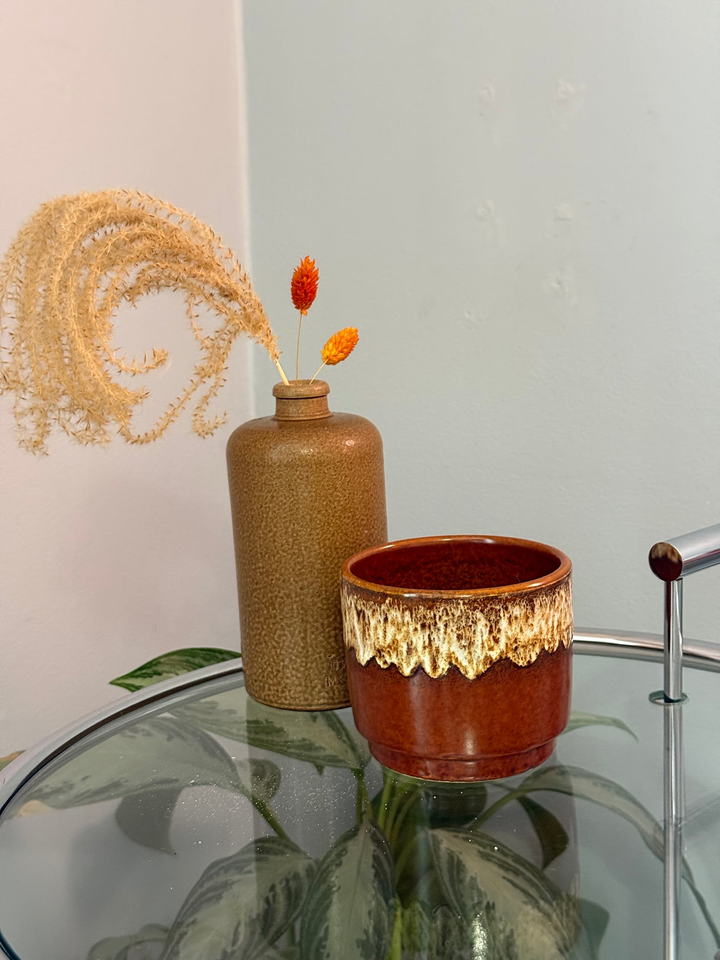 Urtepotte skjuler i brun glasur