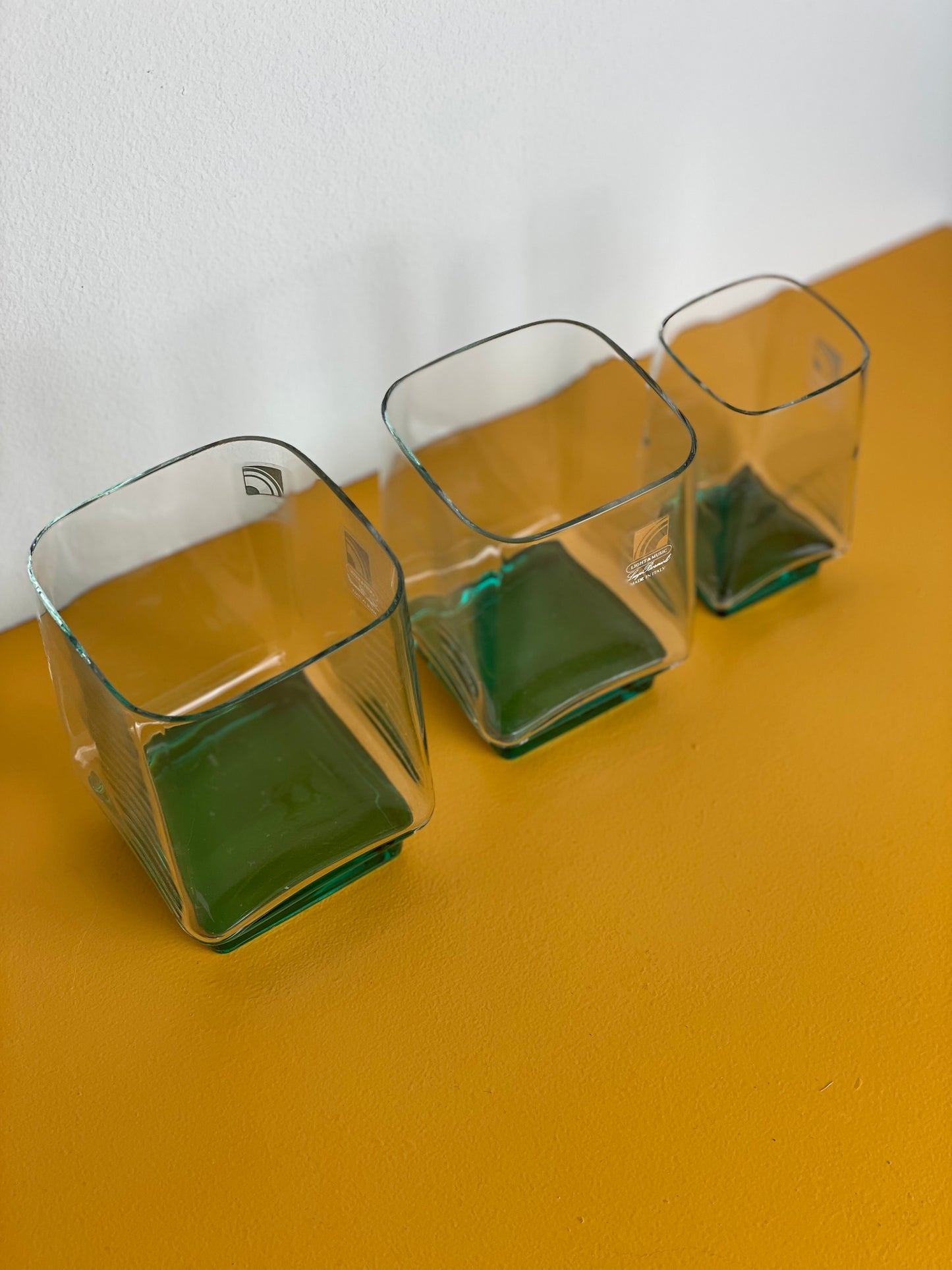 Italienske glas med firkantet grøn fod