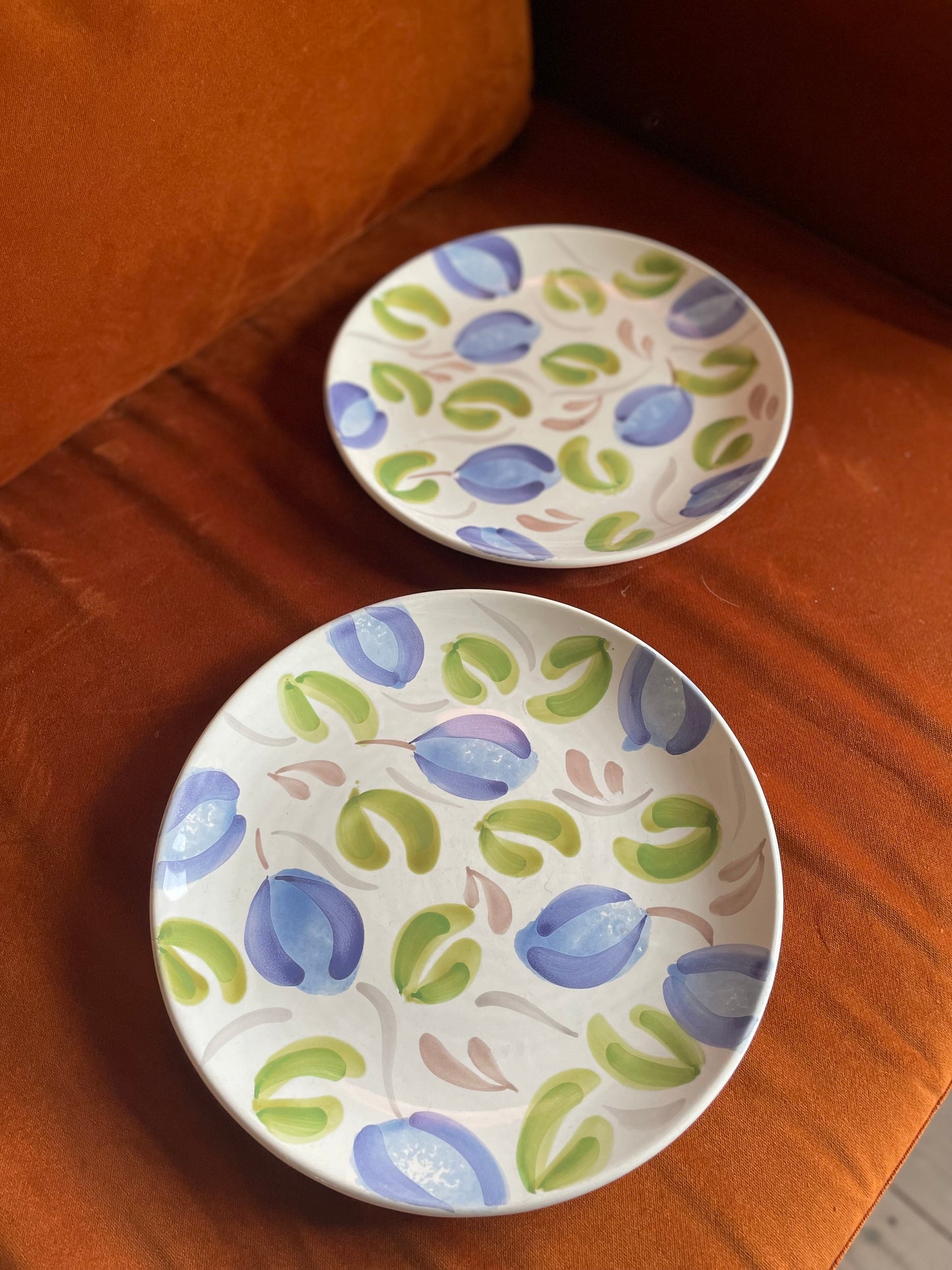 Store tallerkener eller fade med blommer