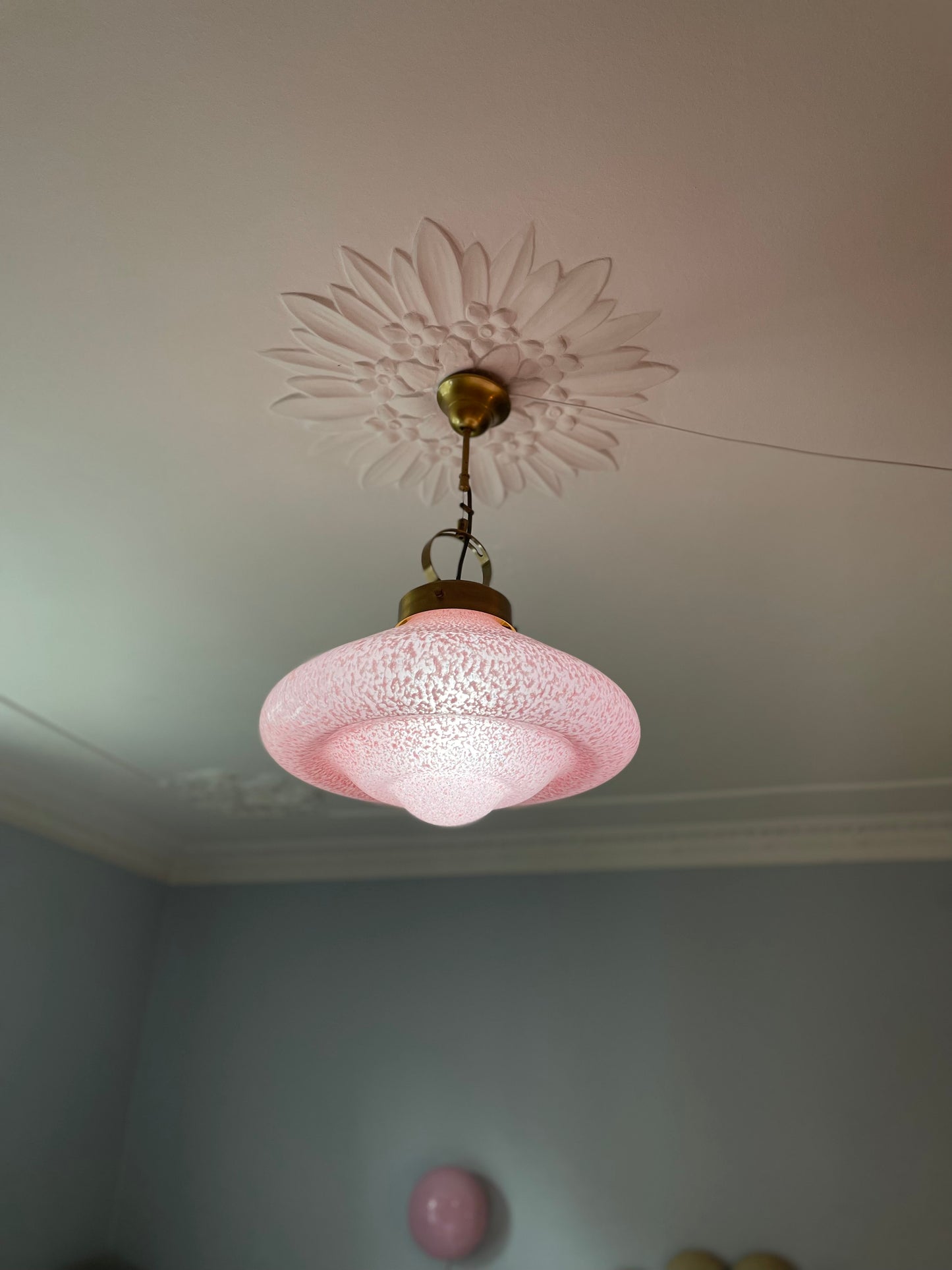 Lyserød spottet vintage Murano pendel med messinggreb
