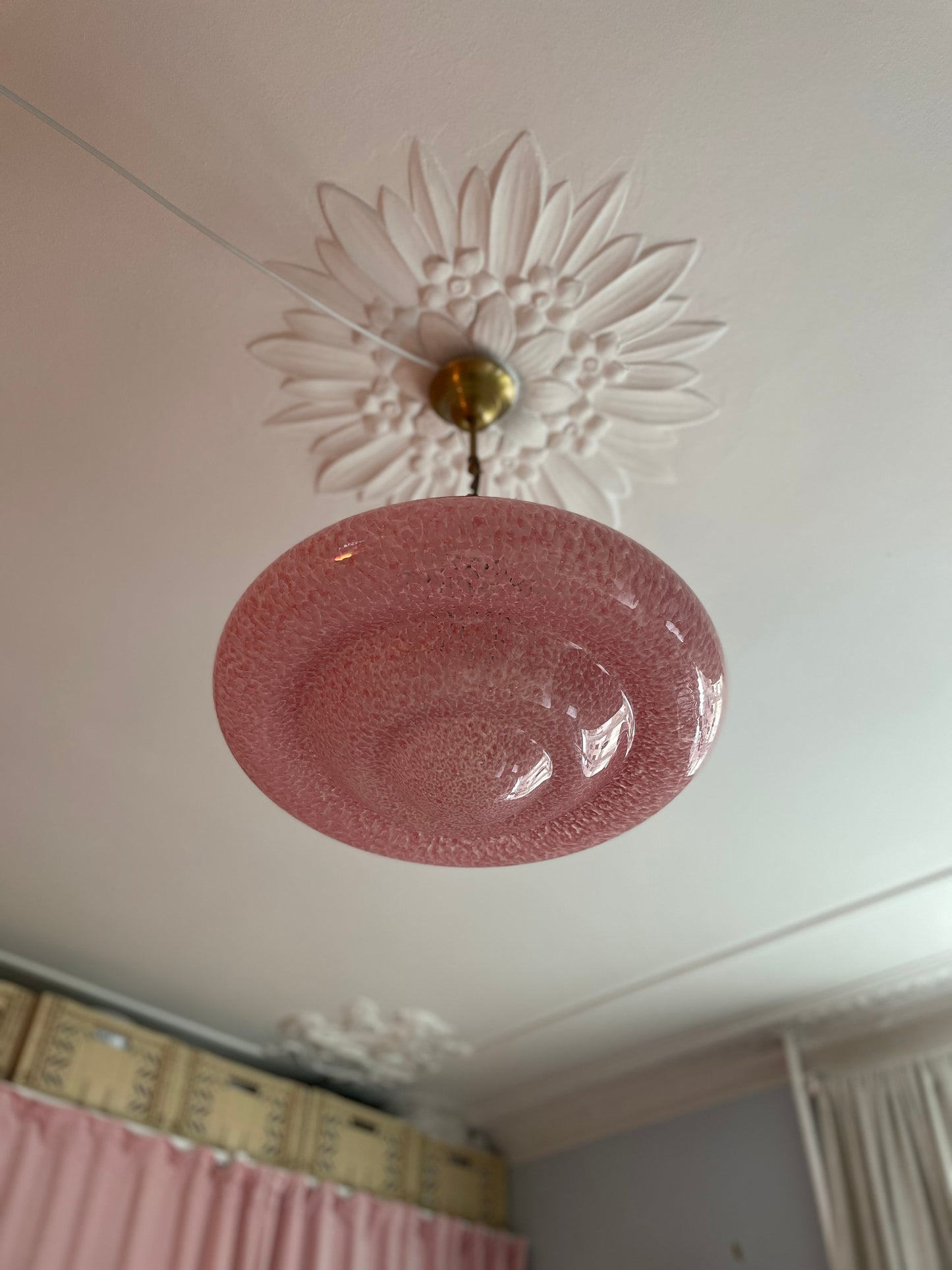 Lyserød spottet vintage Murano pendel med messinggreb