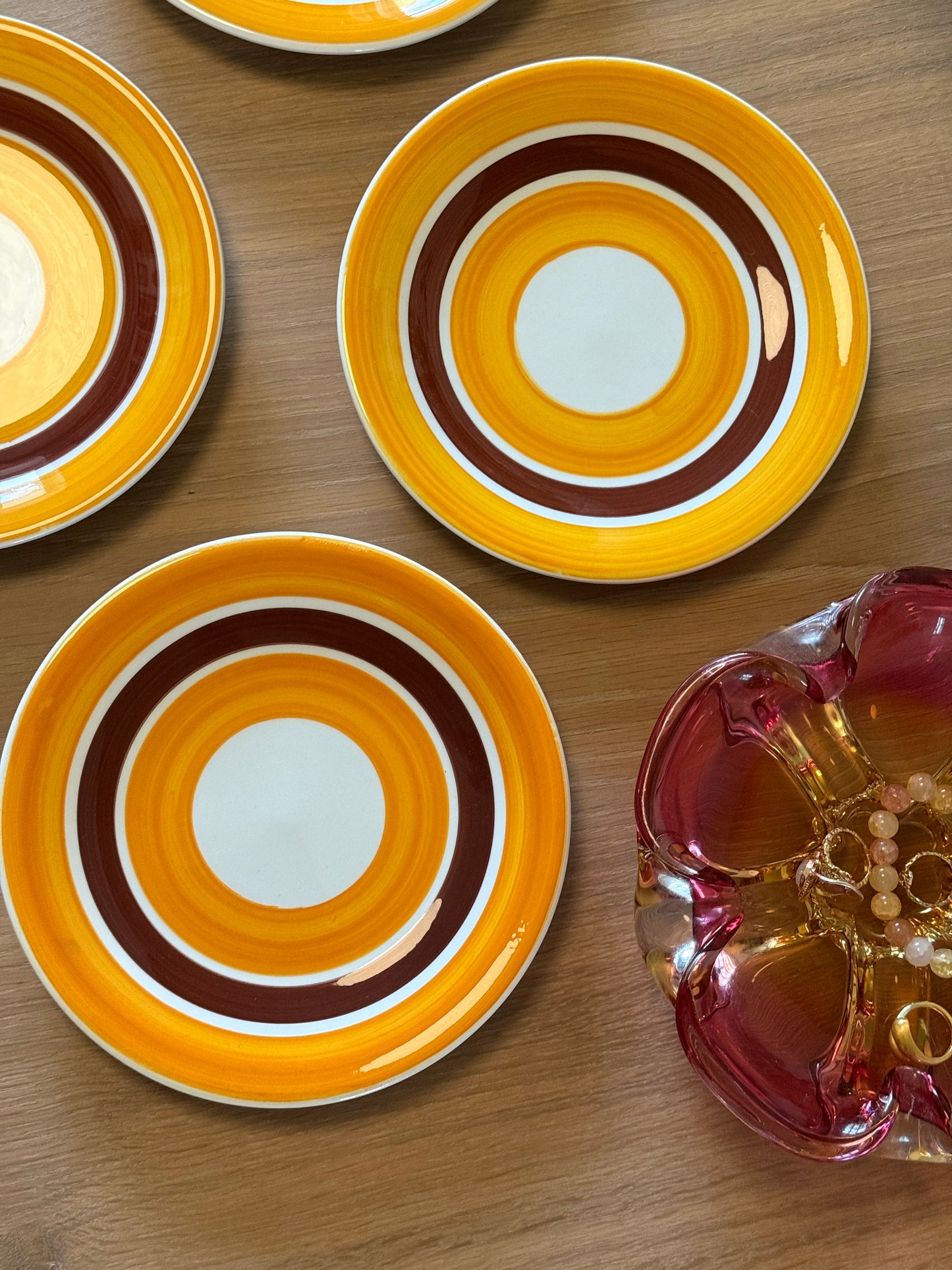 Frokosttallerkener i brun og gul