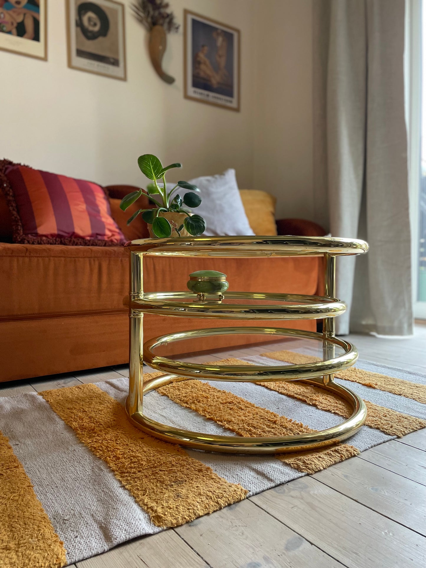 Round swivel glass table in brass