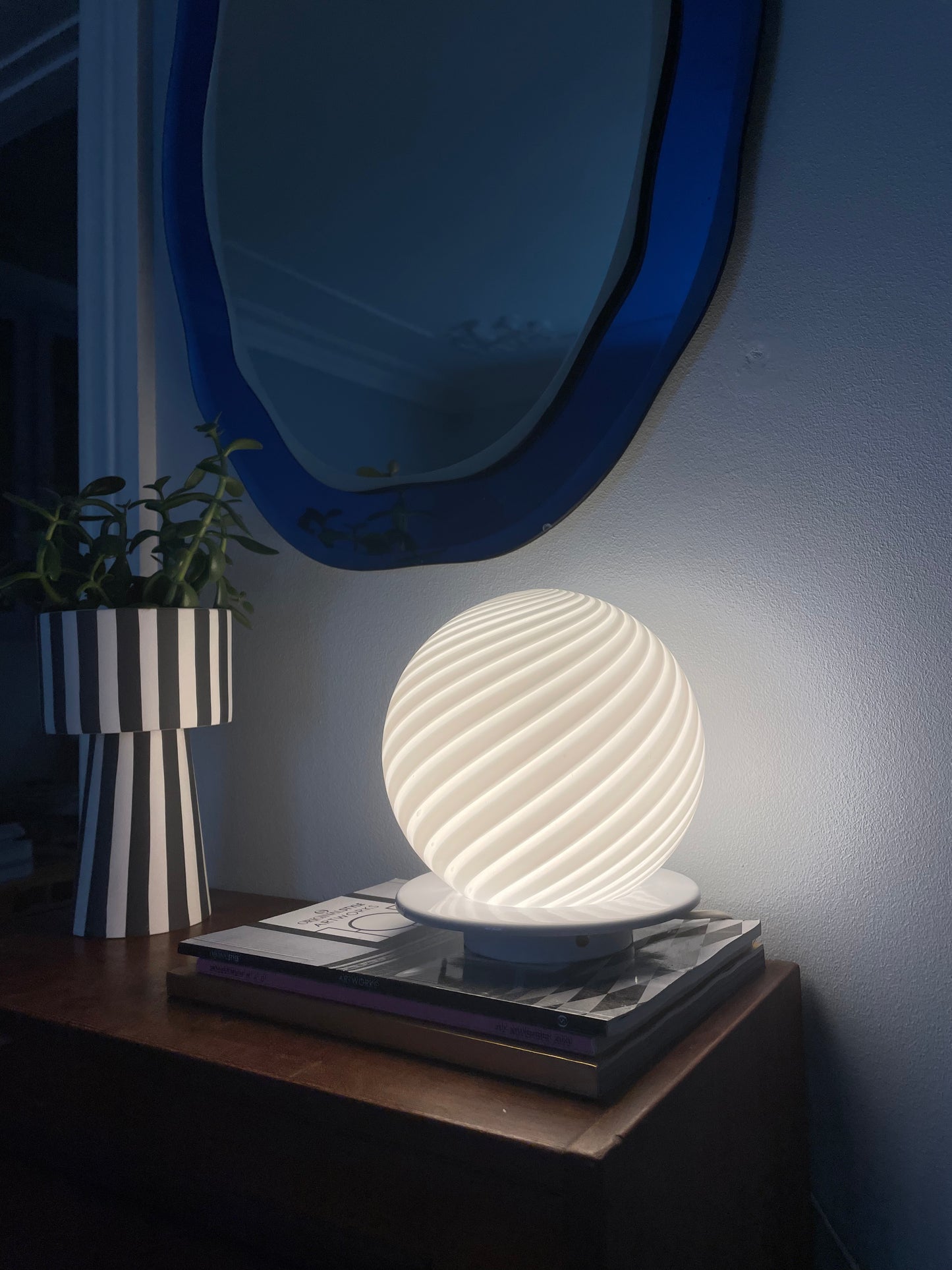 Vintage Murano table lamp in white swirl