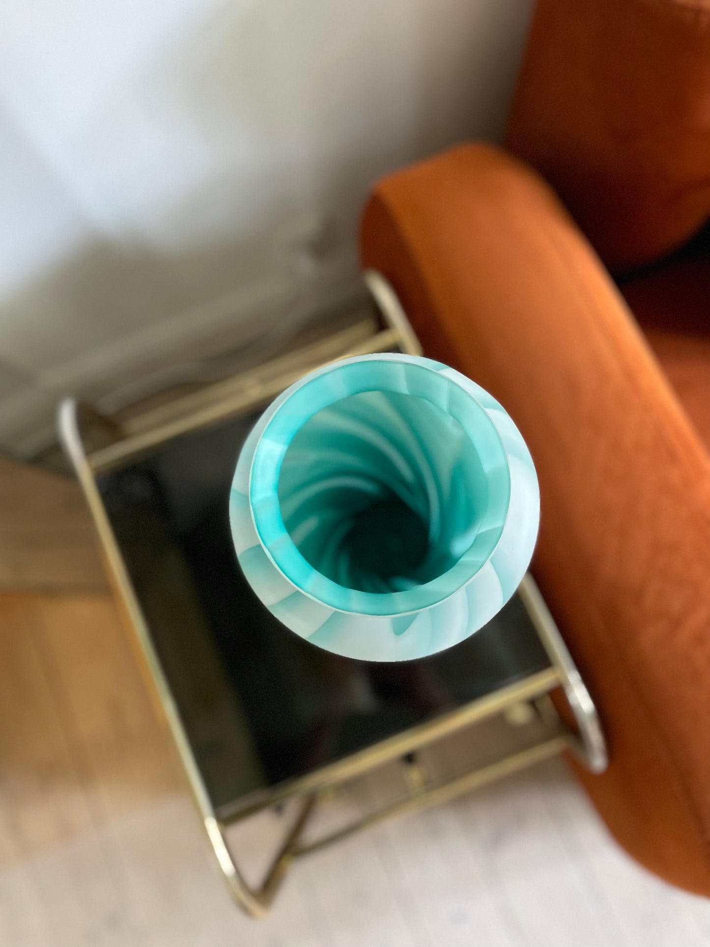 Italiensk grøn og hvid vase med swirl effekt