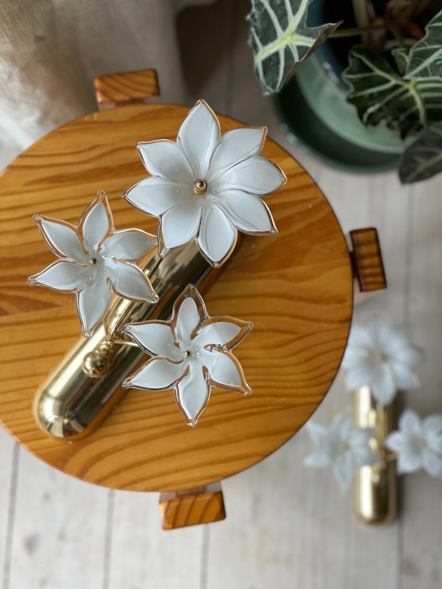 Sæt af vintage Murano væglamper i messing med hvide blomster