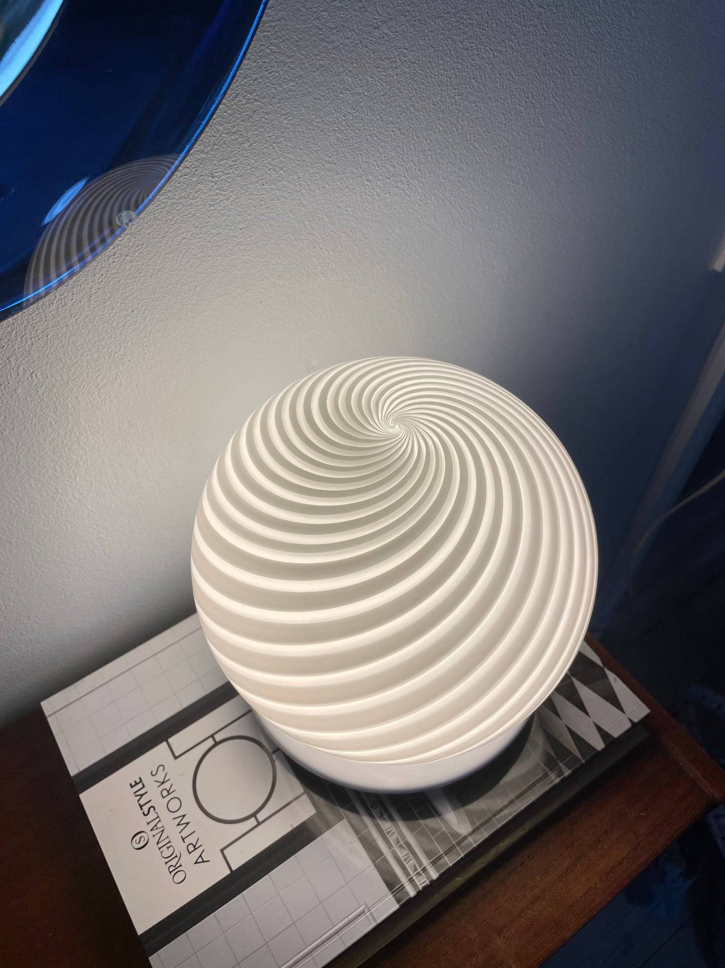 Vintage Murano table lamp in white swirl