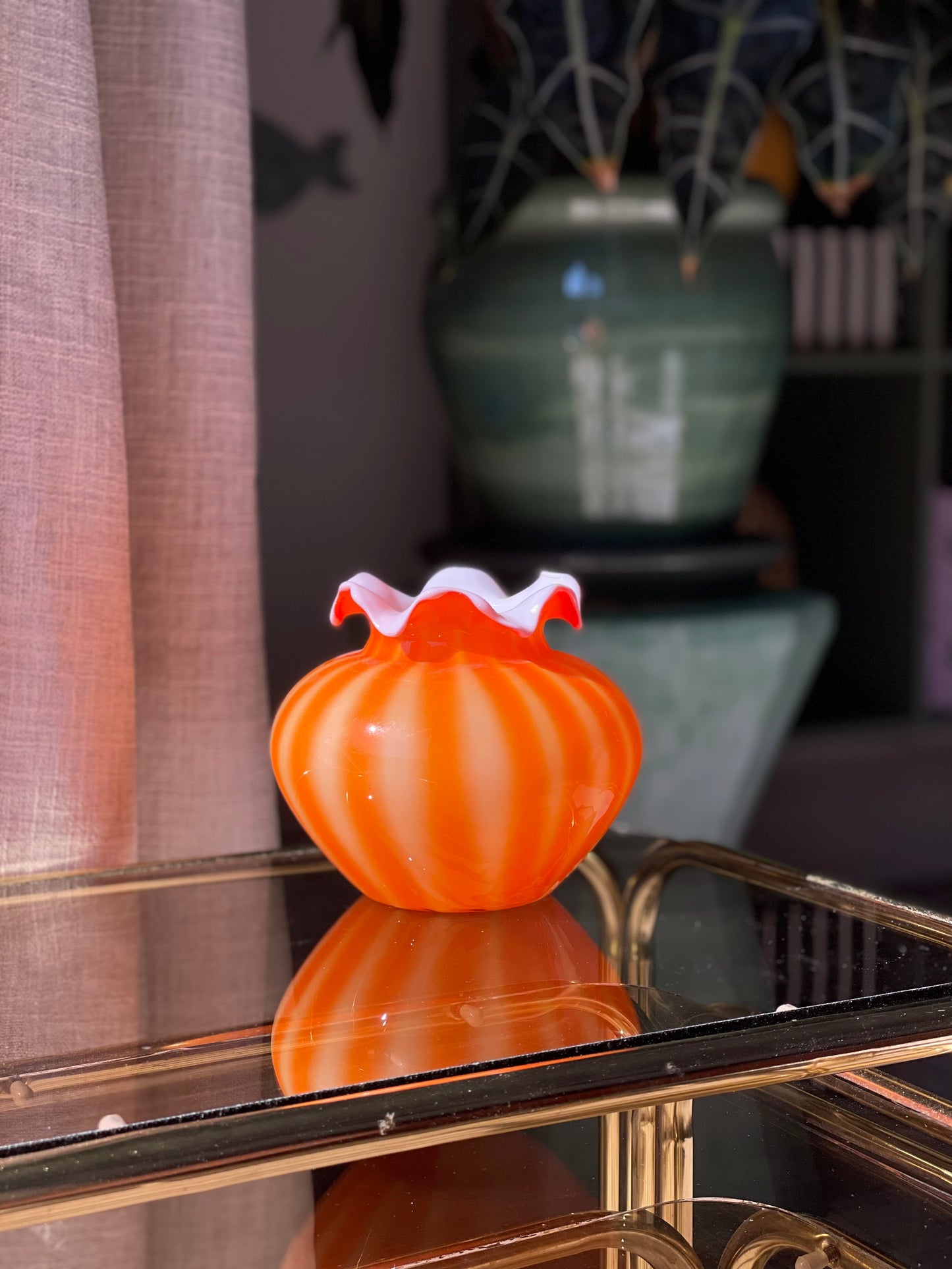 Orange buttet glasvase med frynsekant