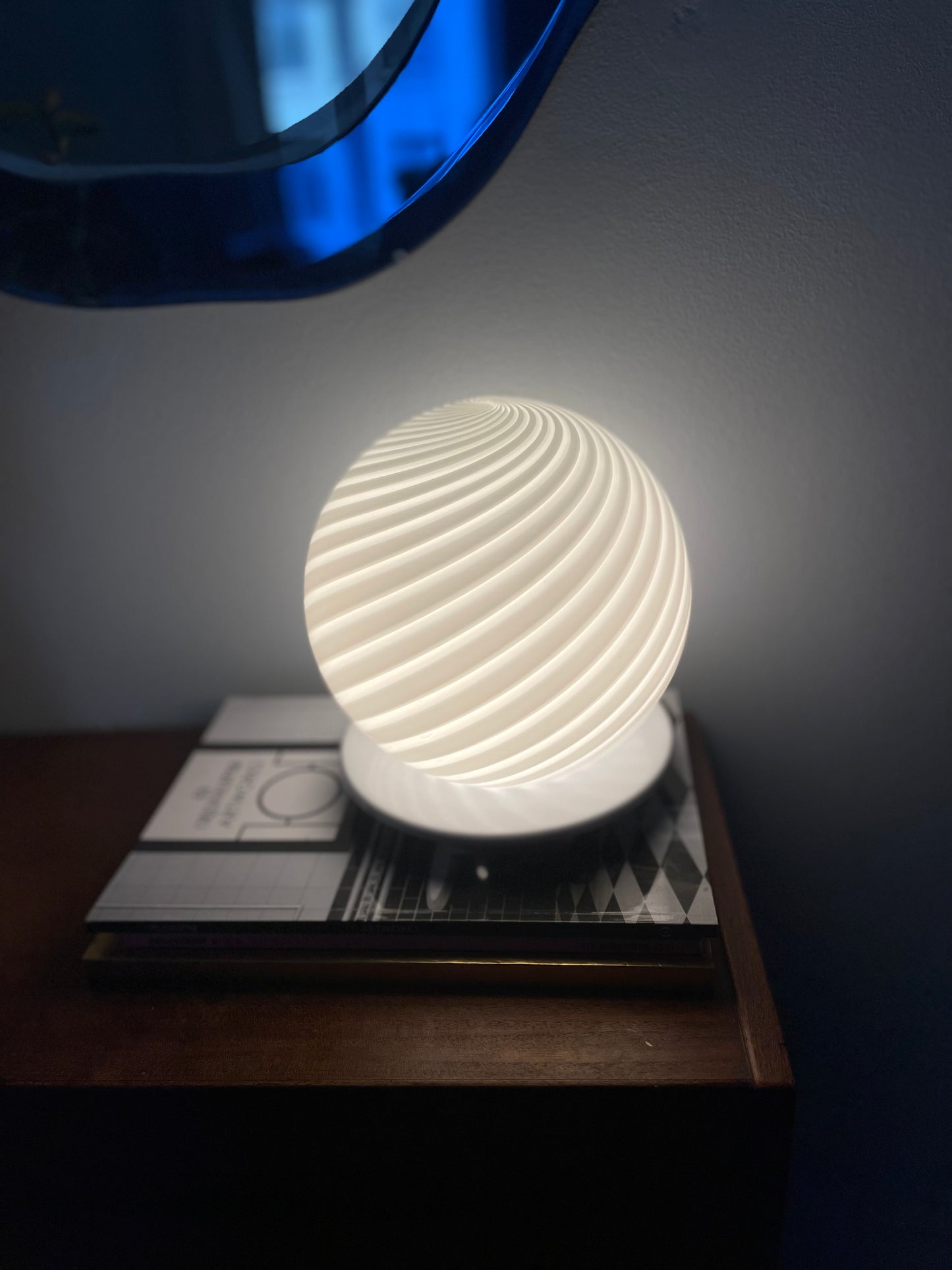 Vintage Murano table lamp in white swirl