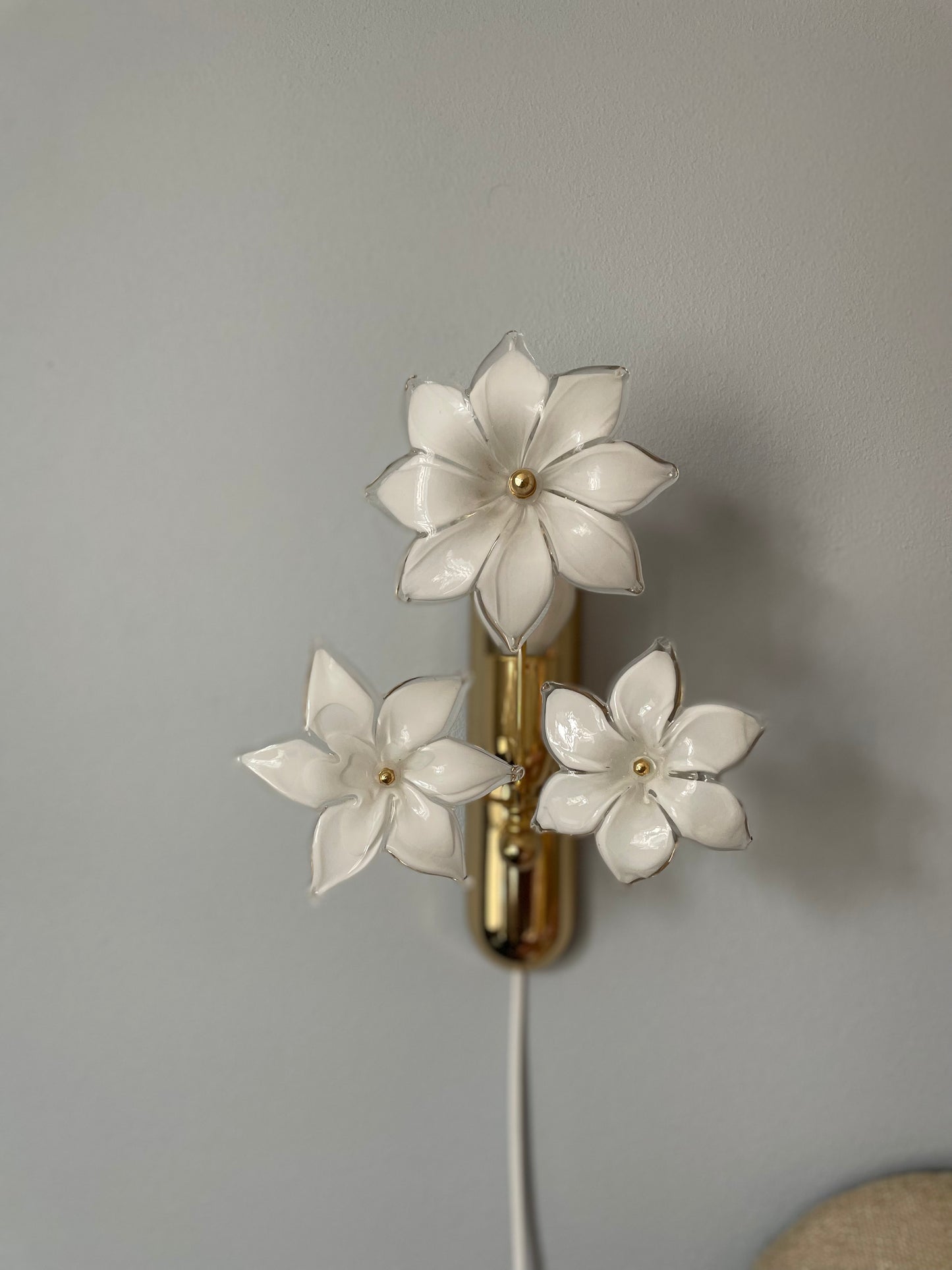 Sæt af vintage Murano væglamper i messing med hvide blomster