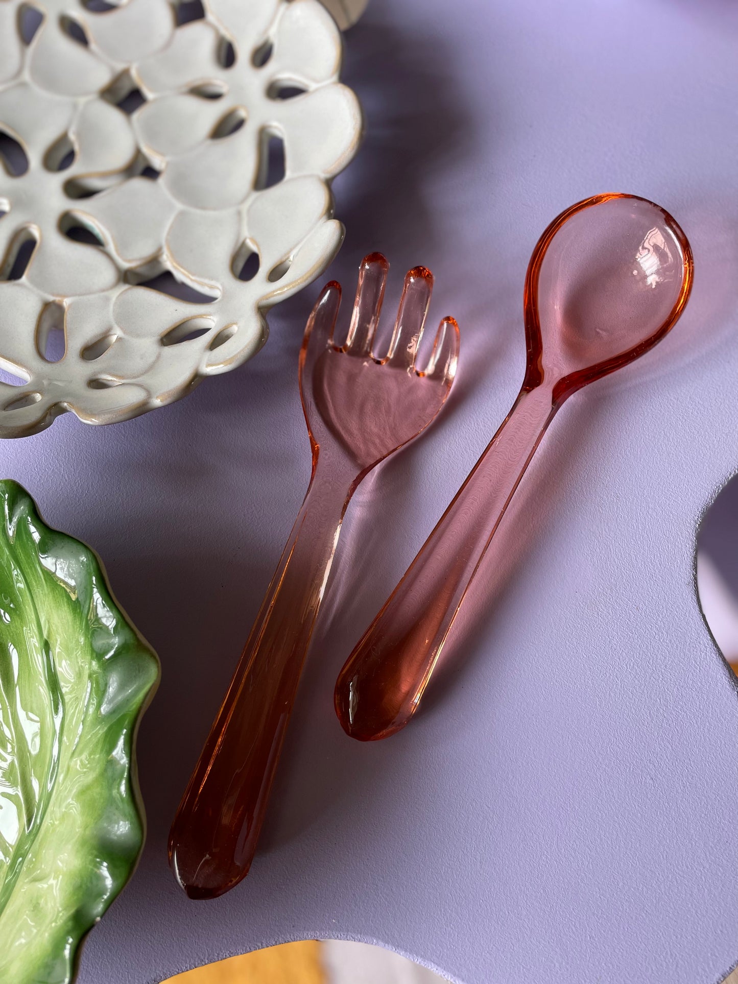 Salatbestik i rosa glas