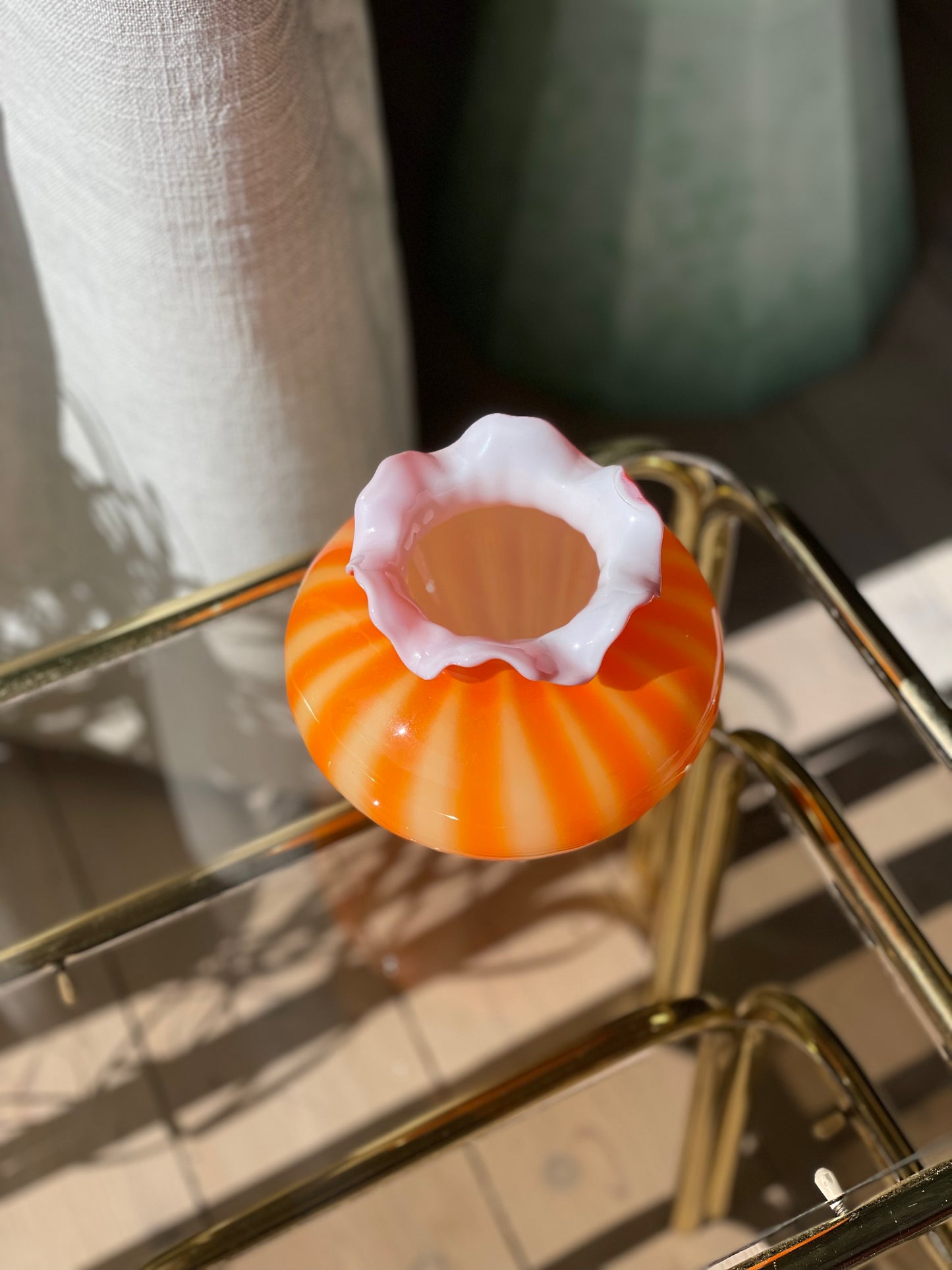 Orange buttet glasvase med frynsekant