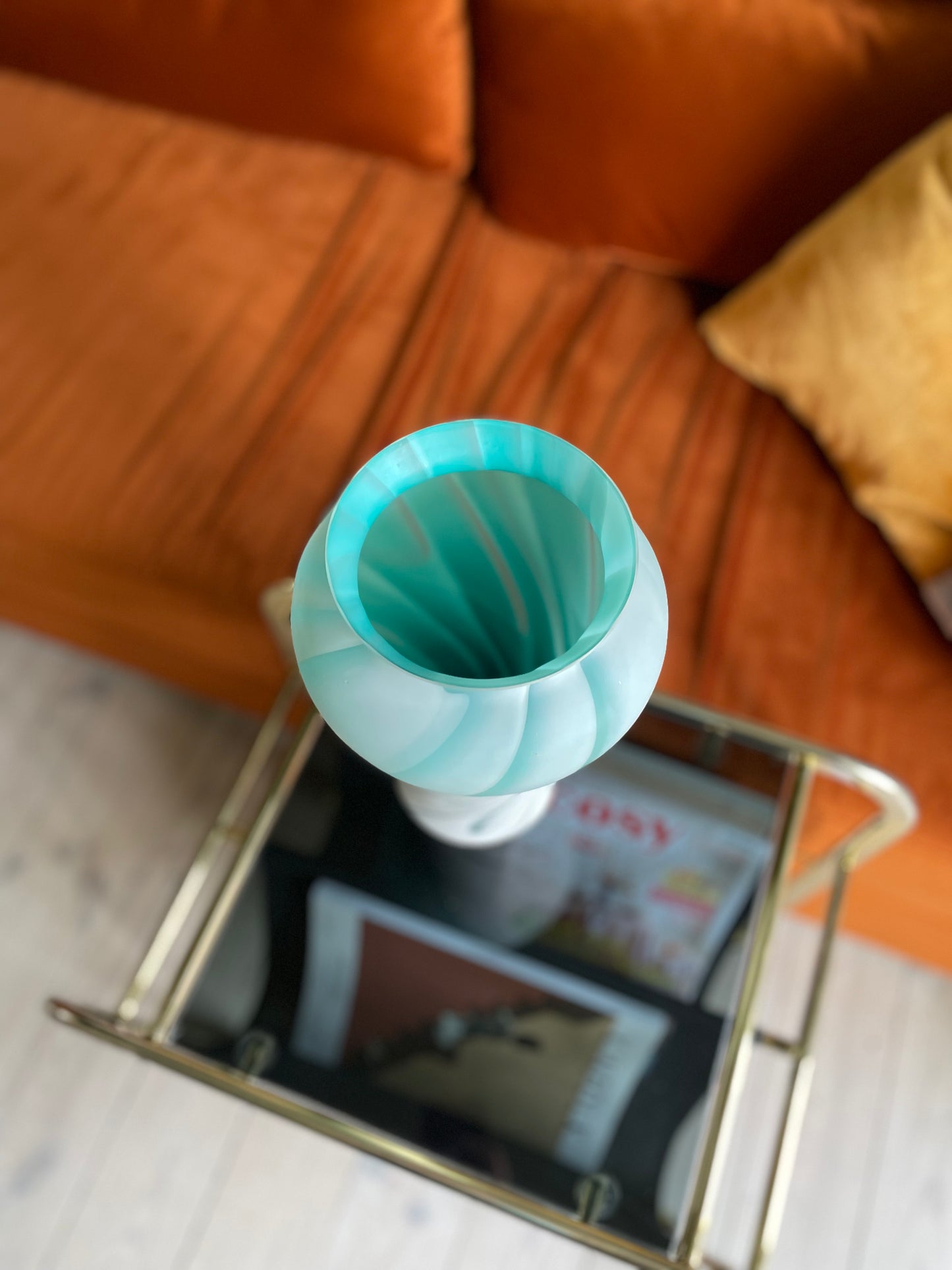 Italiensk grøn og hvid vase med swirl effekt