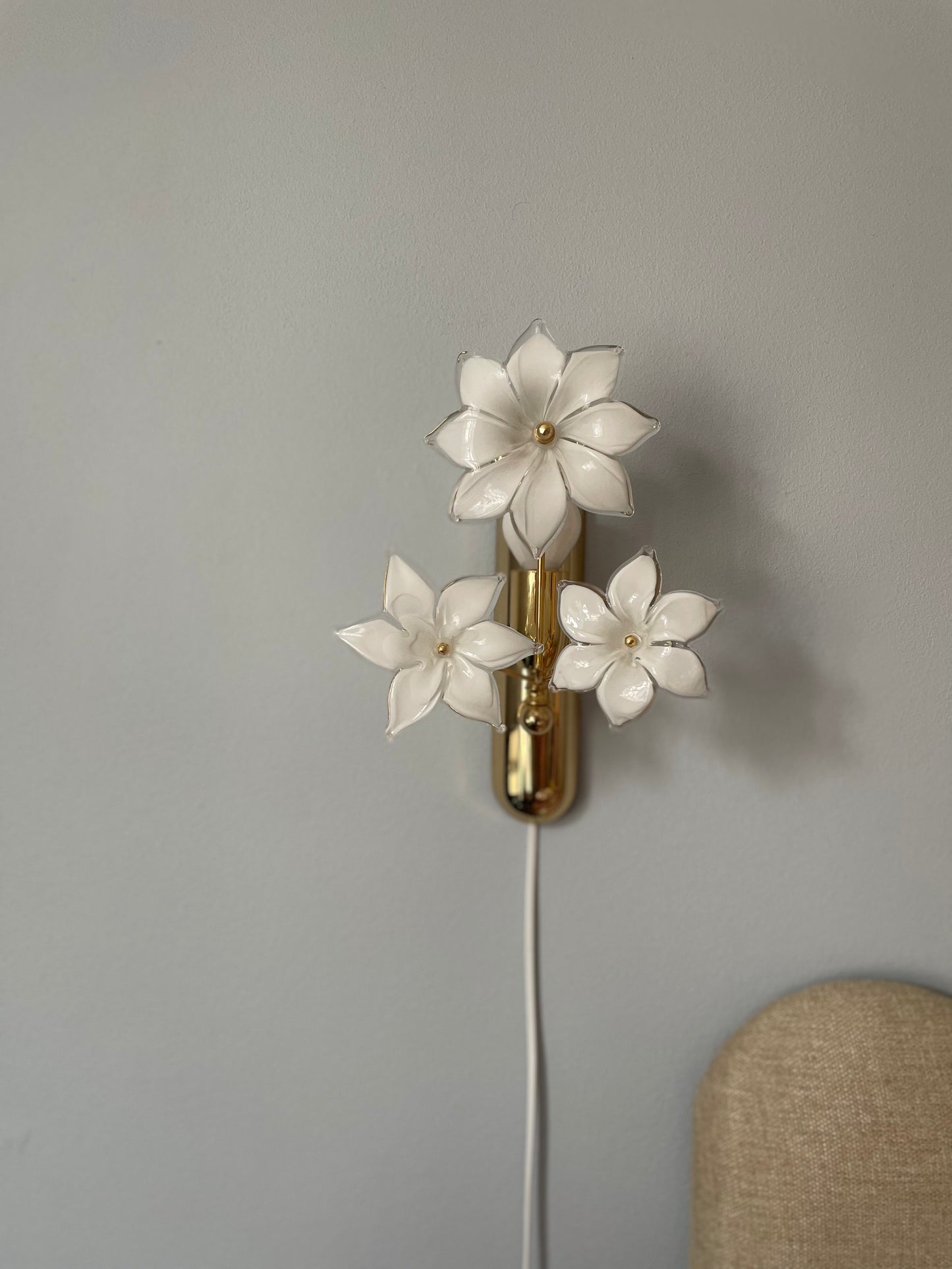 Sæt af vintage Murano væglamper i messing med hvide blomster