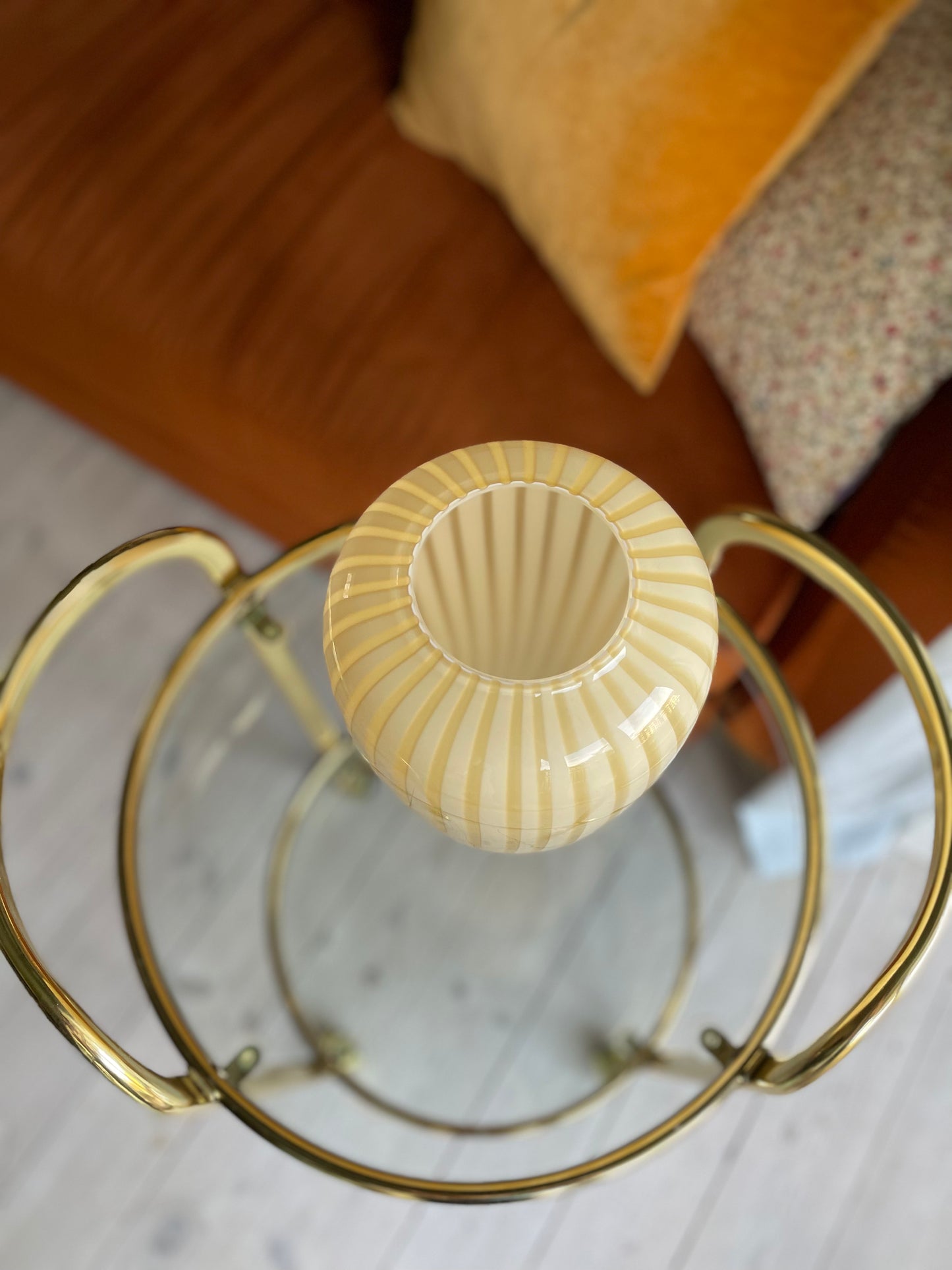 Gulstribet vintage Muranovase