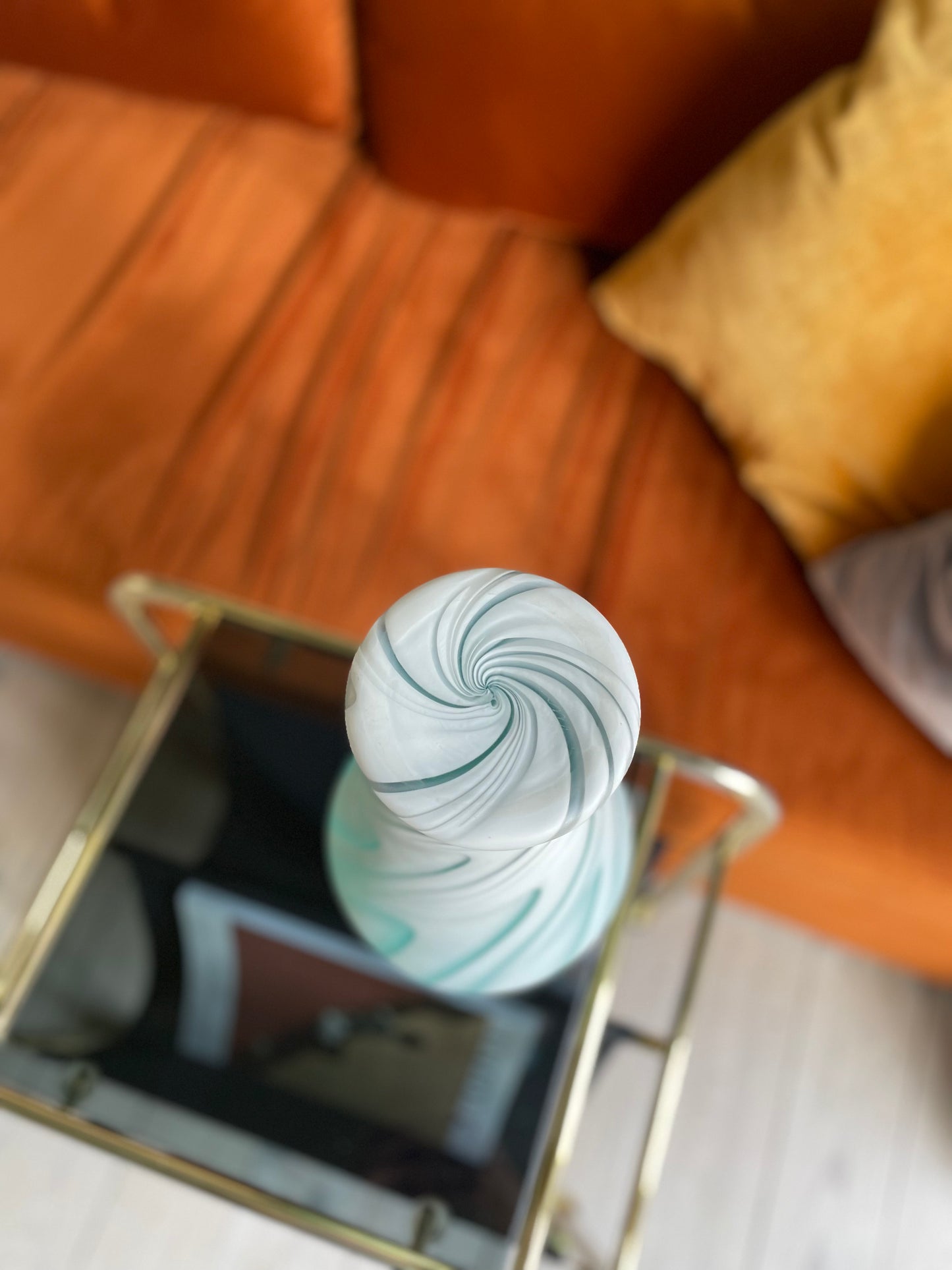 Italiensk grøn og hvid vase med swirl effekt