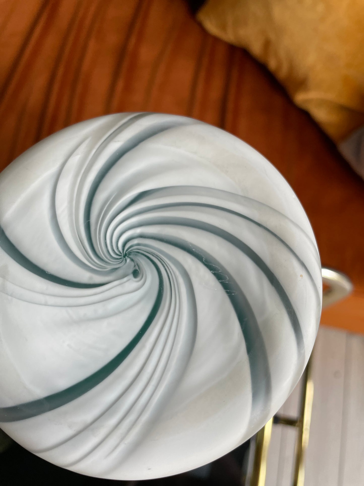 Italiensk grøn og hvid vase med swirl effekt