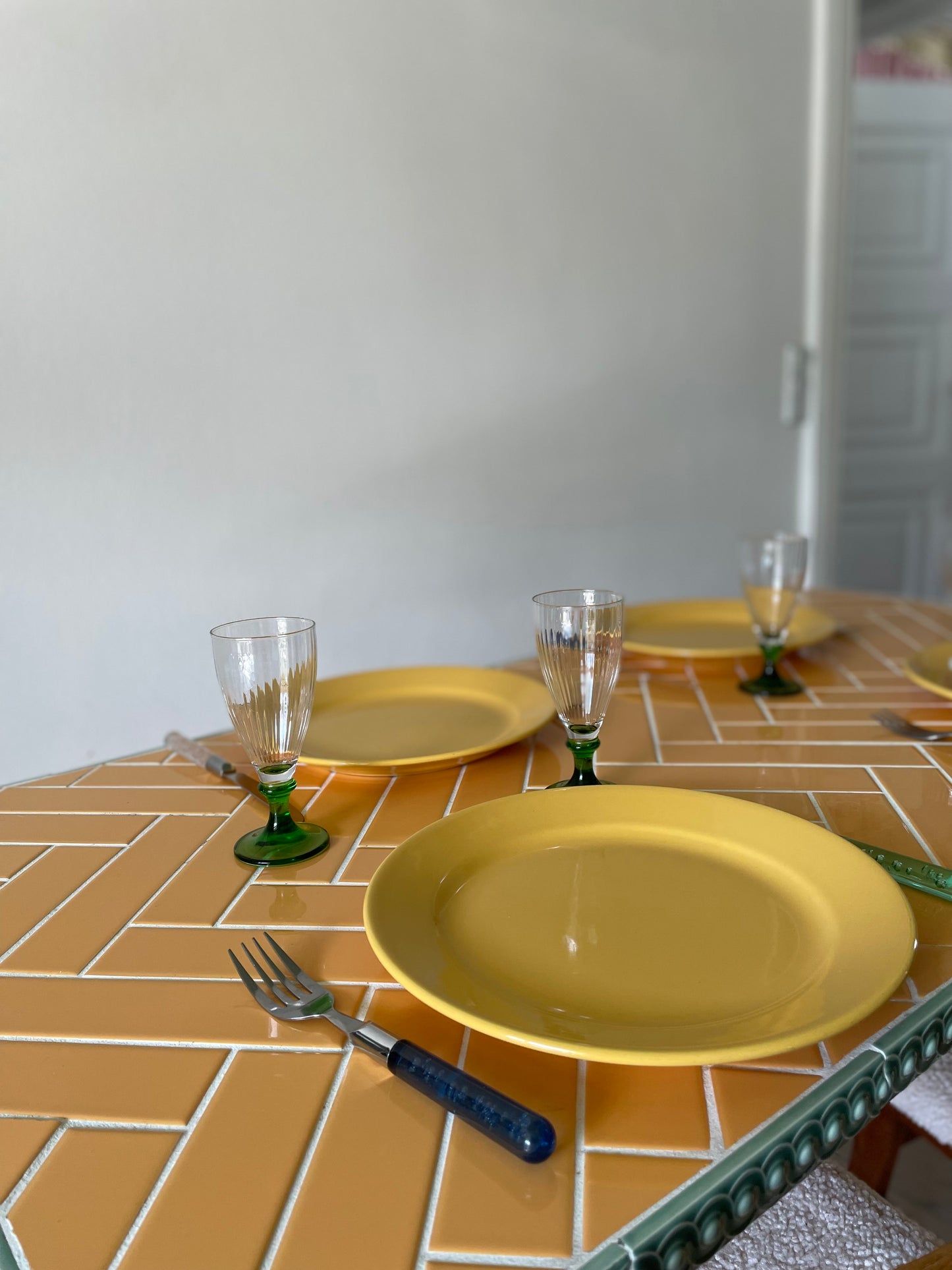 Gule middagstallerkener
