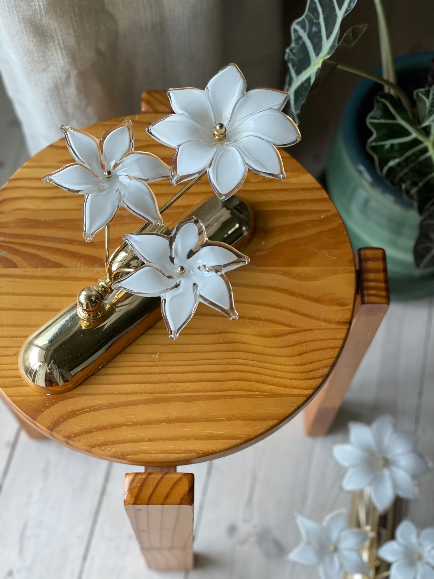 Sæt af vintage Murano væglamper i messing med hvide blomster