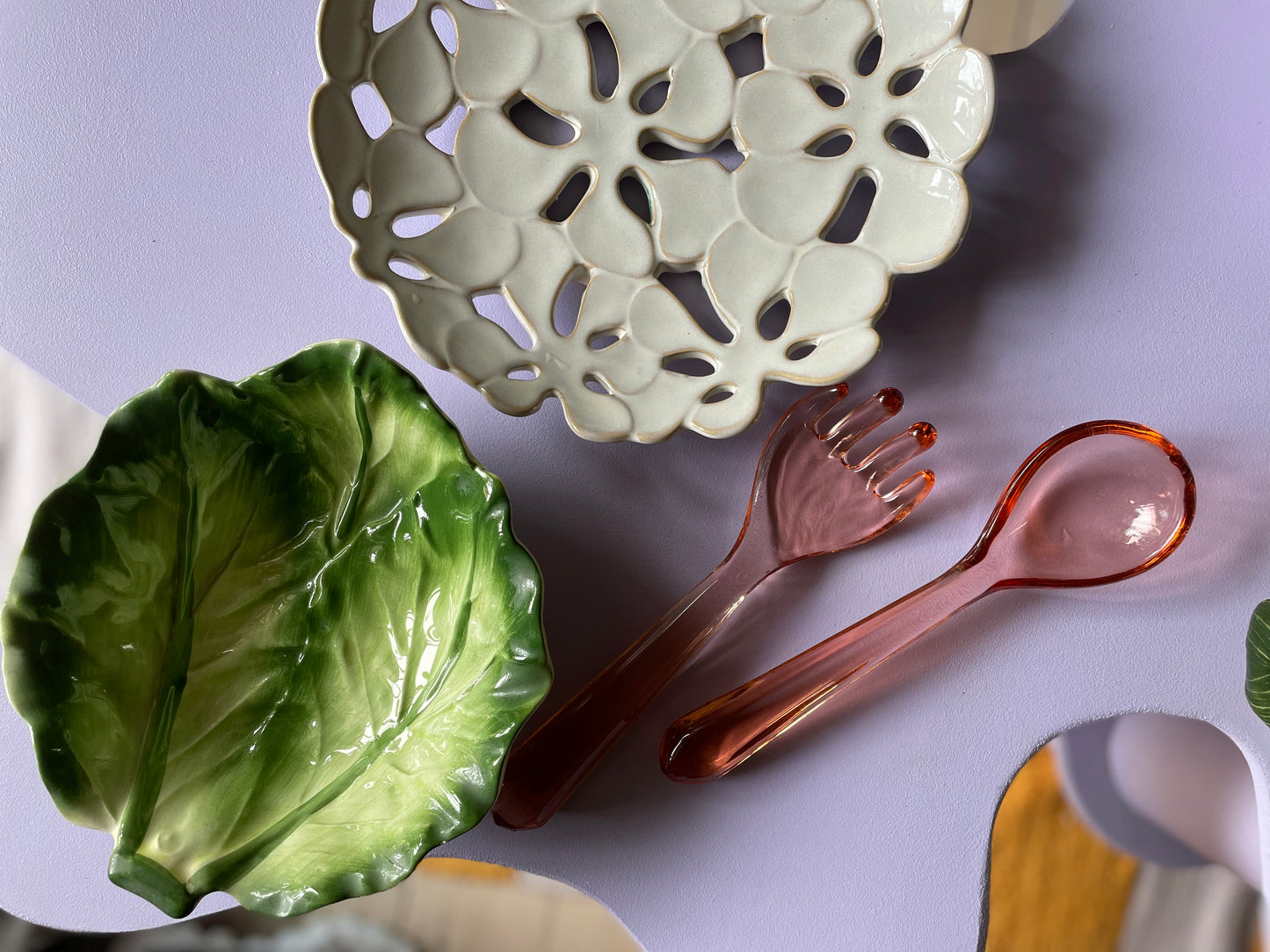 Salatbestik i rosa glas