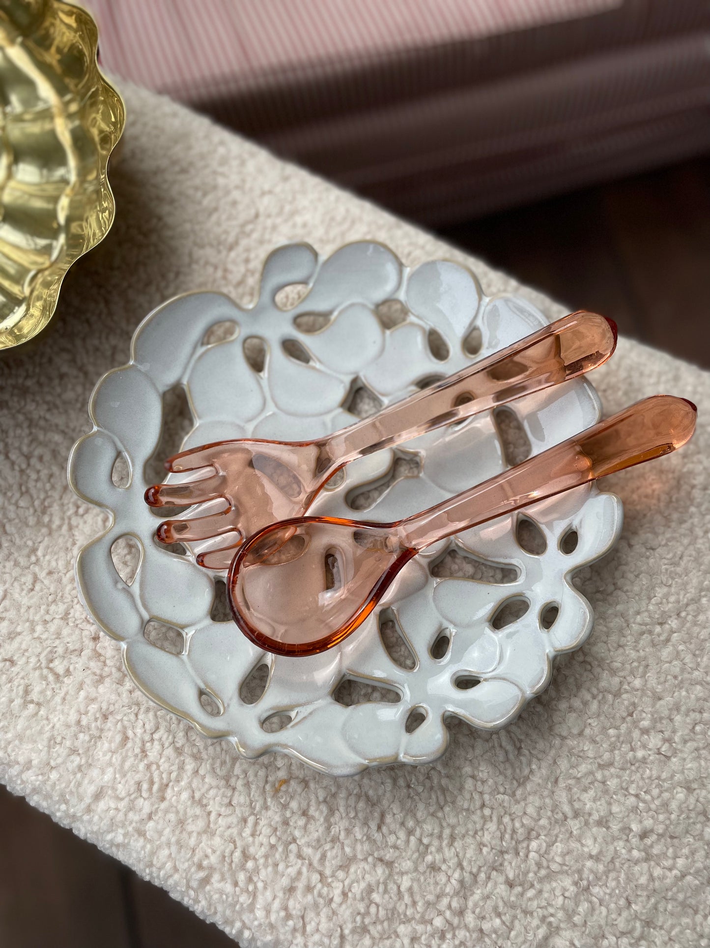 Salatbestik i rosa glas