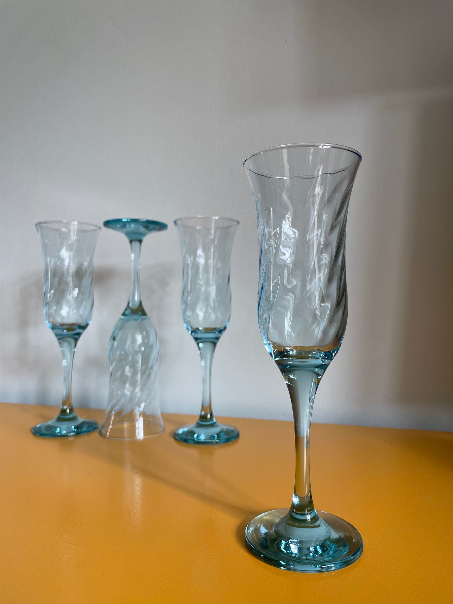 Lyseblå champagneglas med swirl