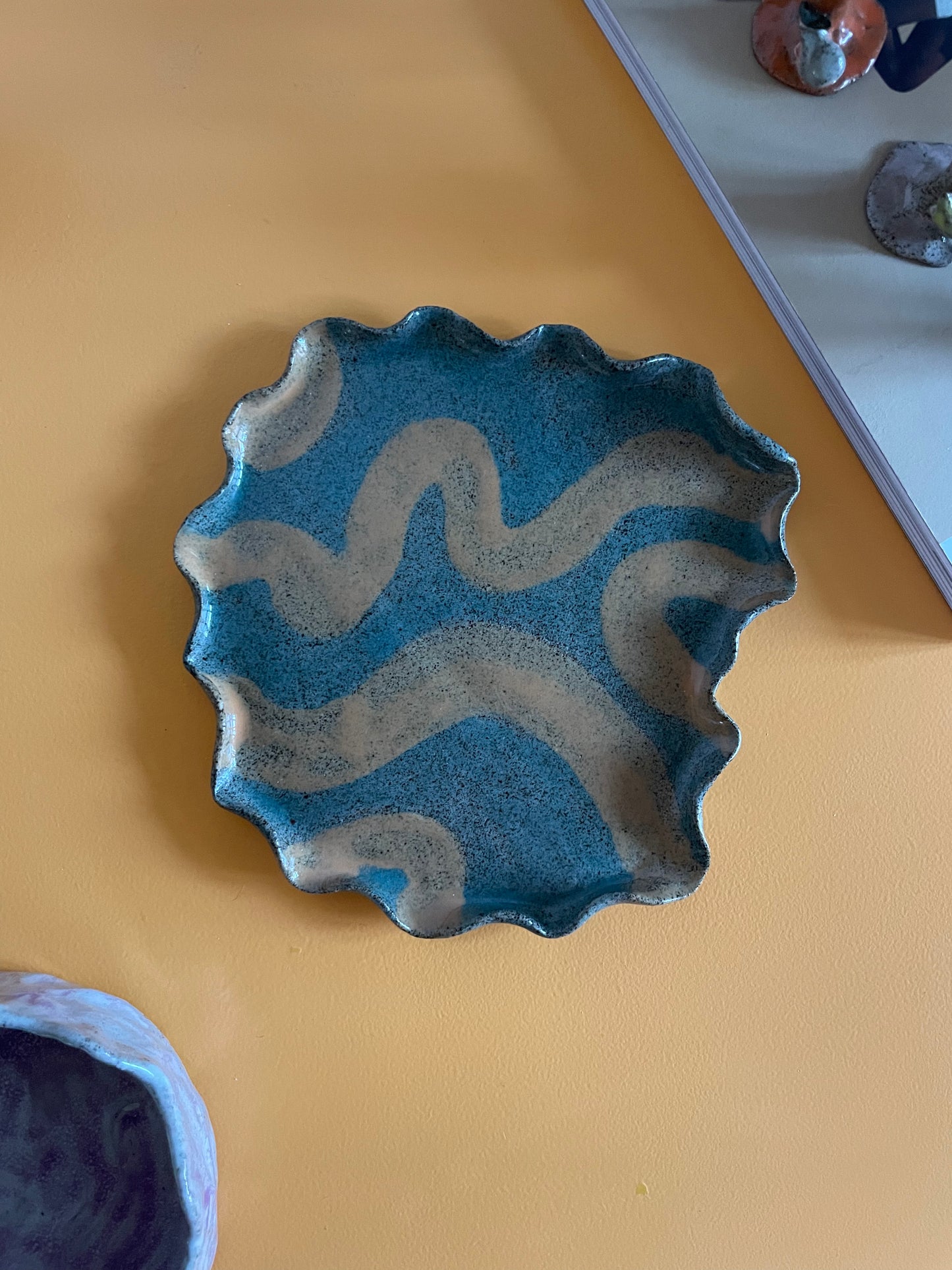 Farveladekeramik - EAT UP wavy tallerken blå/orange