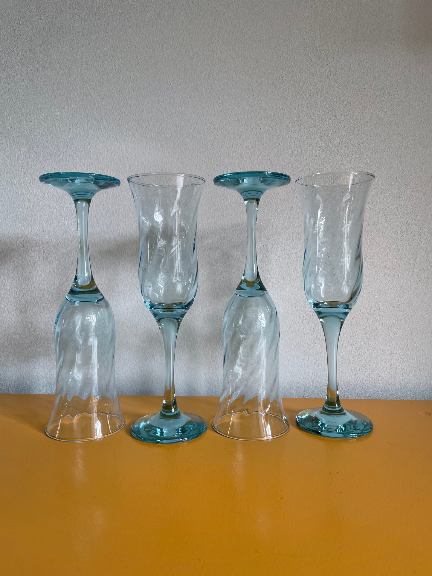 Lyseblå champagneglas med swirl