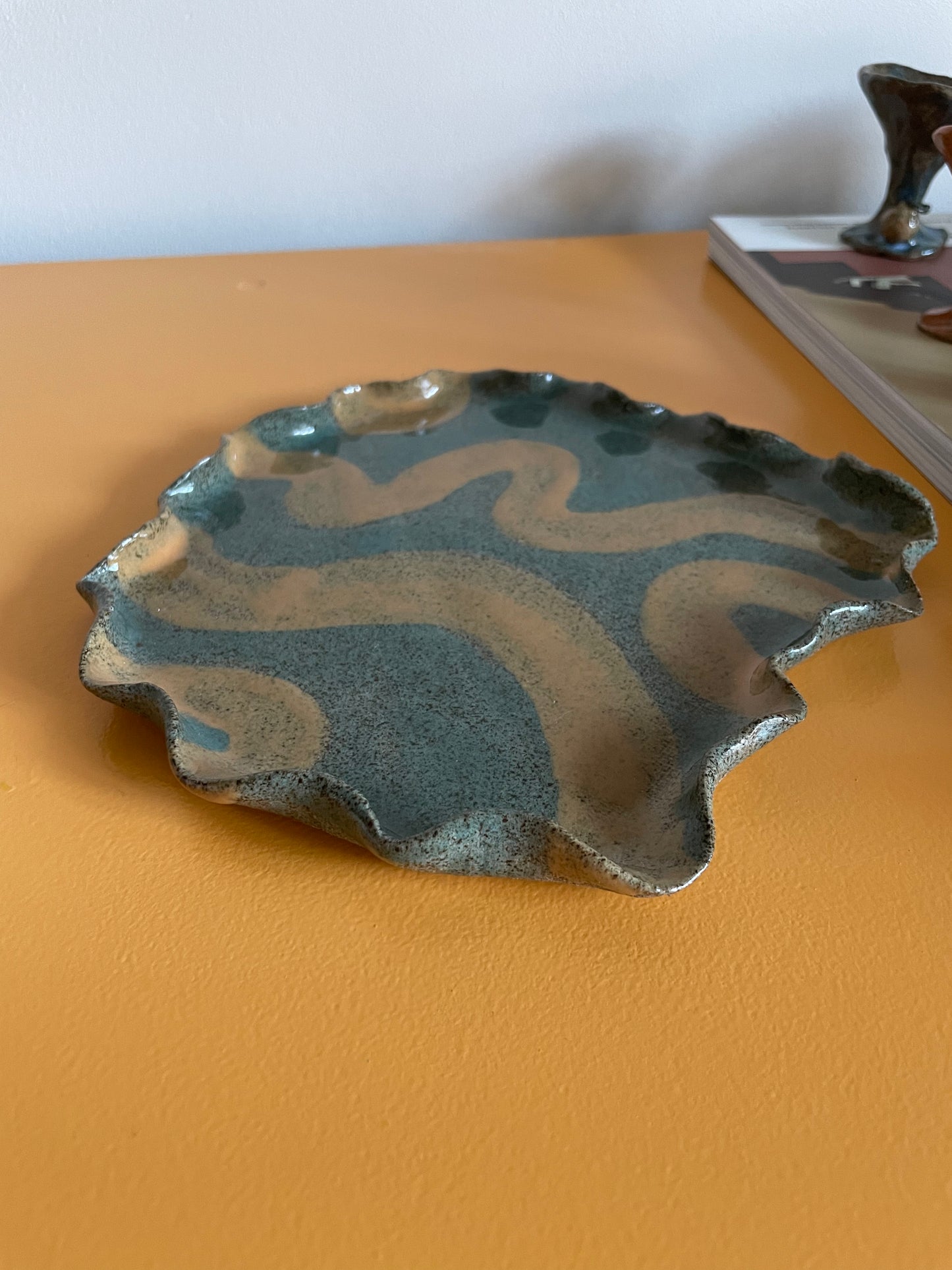 Farveladekeramik - EAT UP wavy tallerken blå/orange