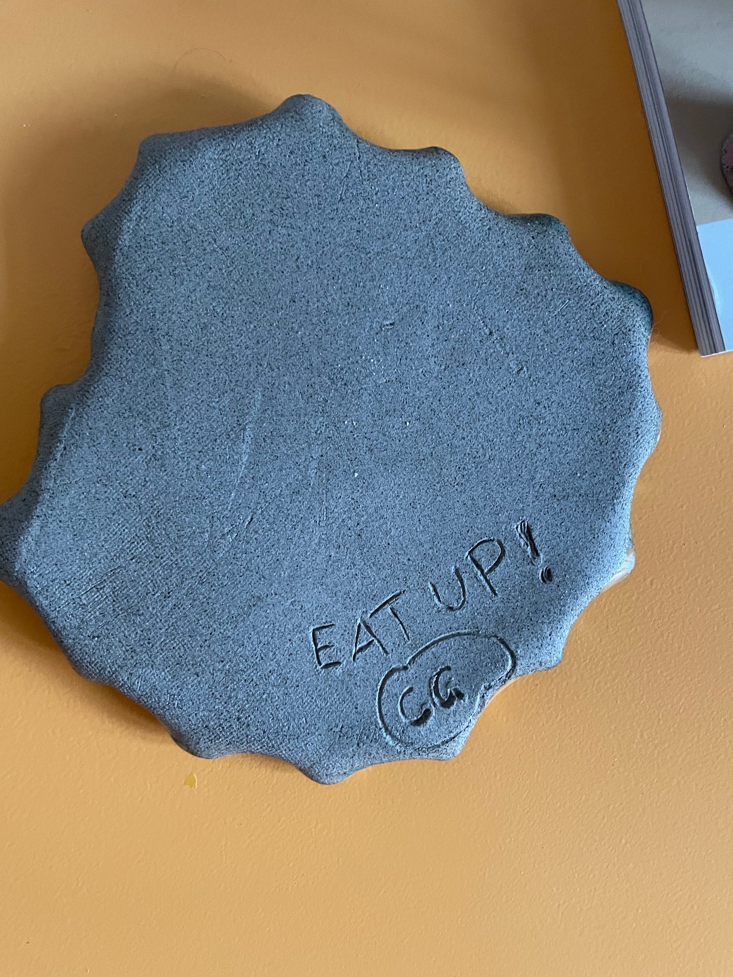 Farveladekeramik - EAT UP wavy tallerken blå/orange