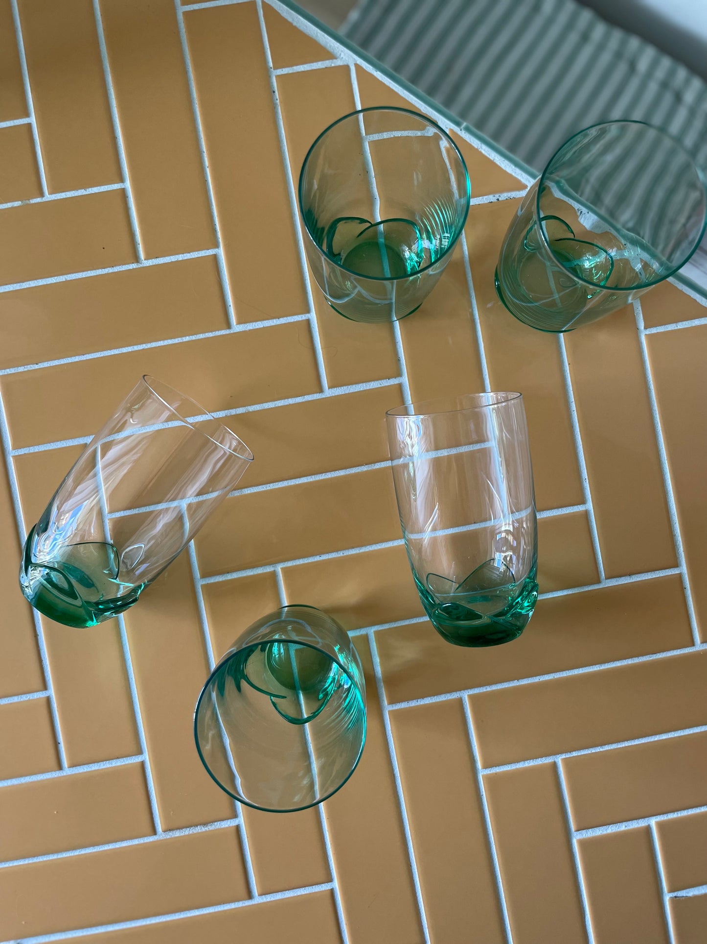 Store vandglas med grøn fod