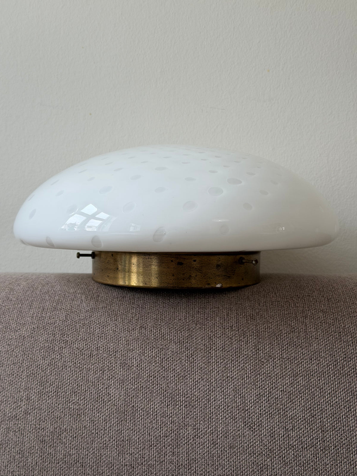 Vintage Murano væglampe med hvid glaskuppel på et beslag i messing