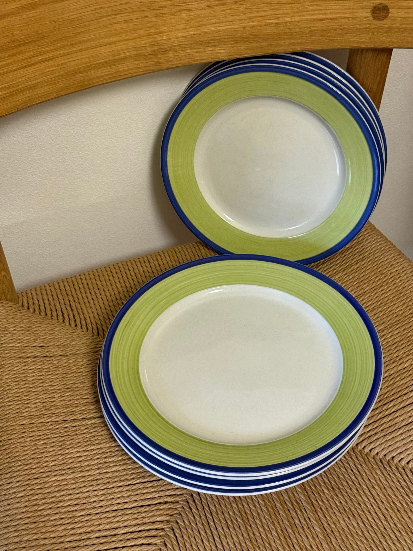 Frokost og middagstallerkener med grøn og blå kant