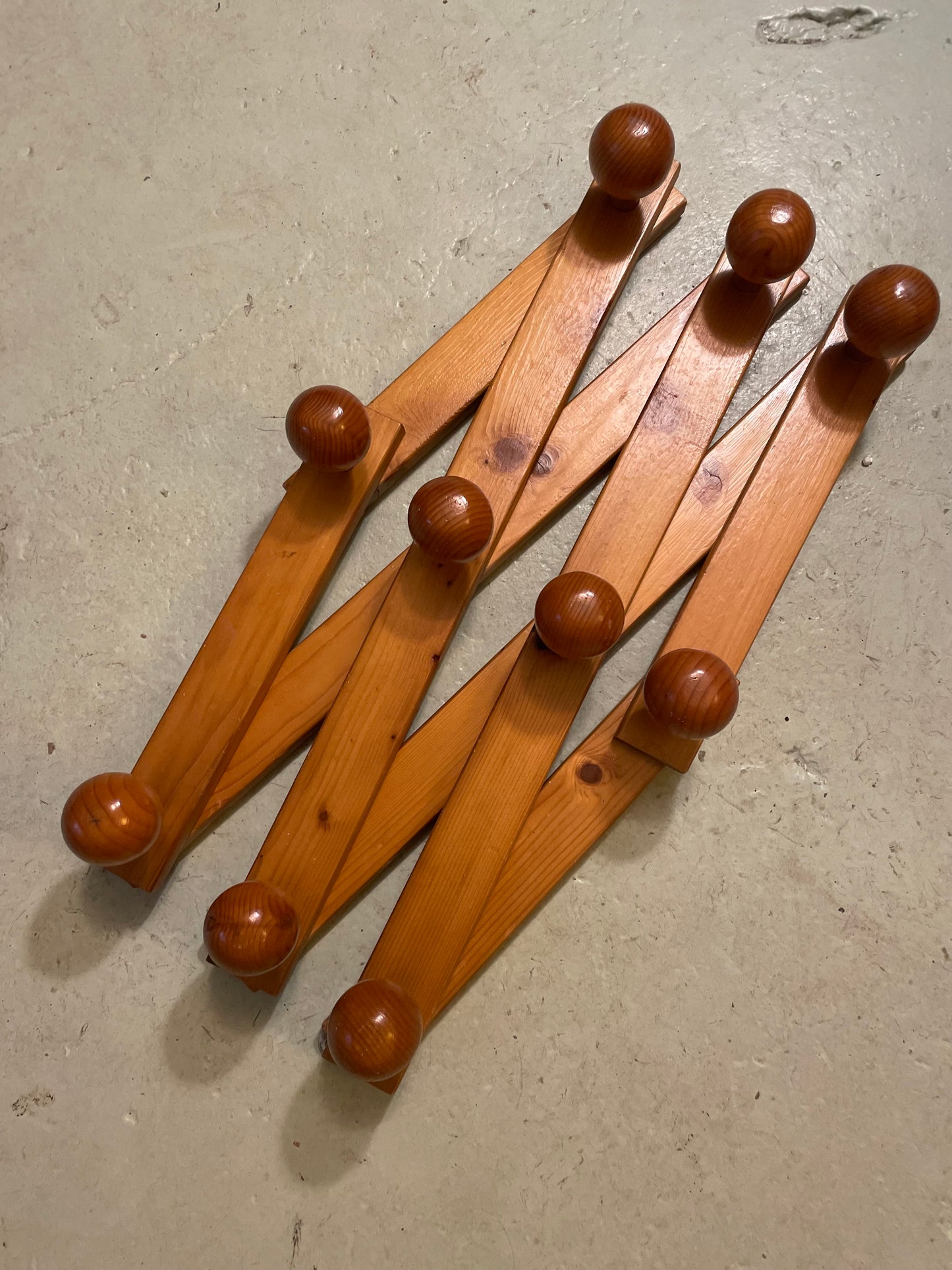 Scissor hanger row in pine wood