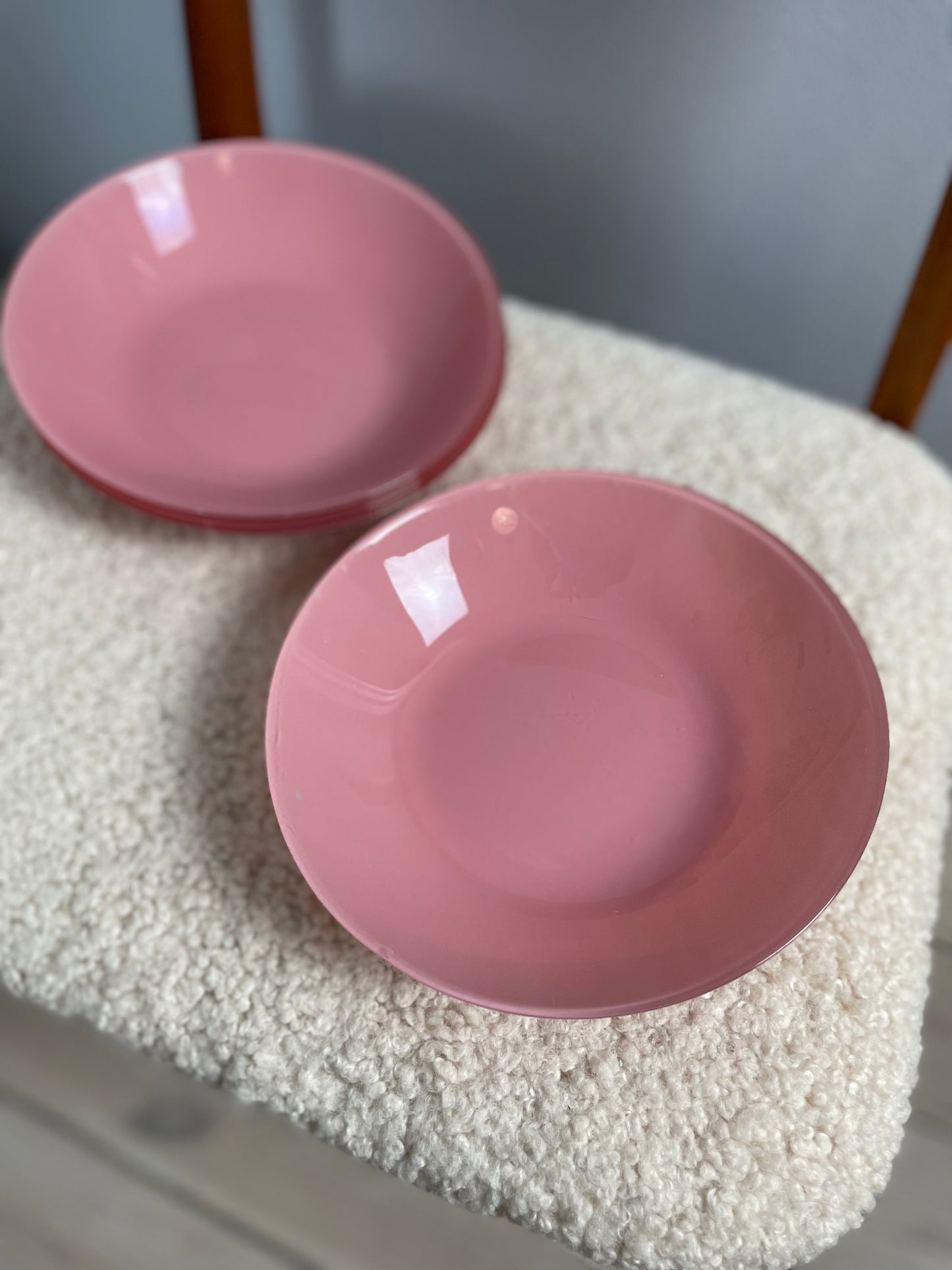 Set of 4 deep pink glass plates
