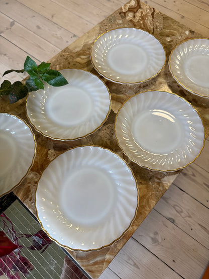 Anchor Hocking kagetallerkener i mælkehvidt opalglas