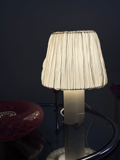 Marmor lampe med hvid skærm i stof