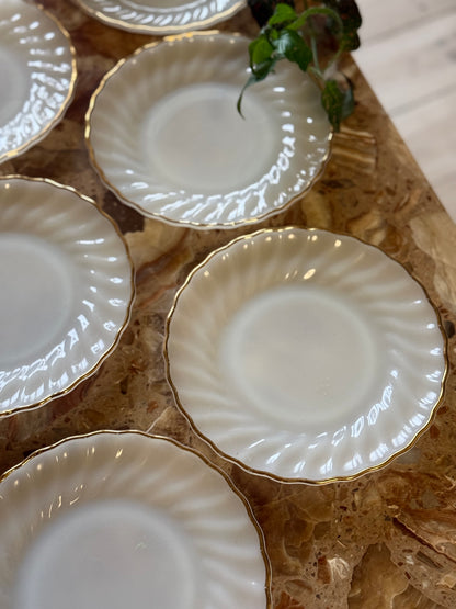 Anchor Hocking kagetallerkener i mælkehvidt opalglas