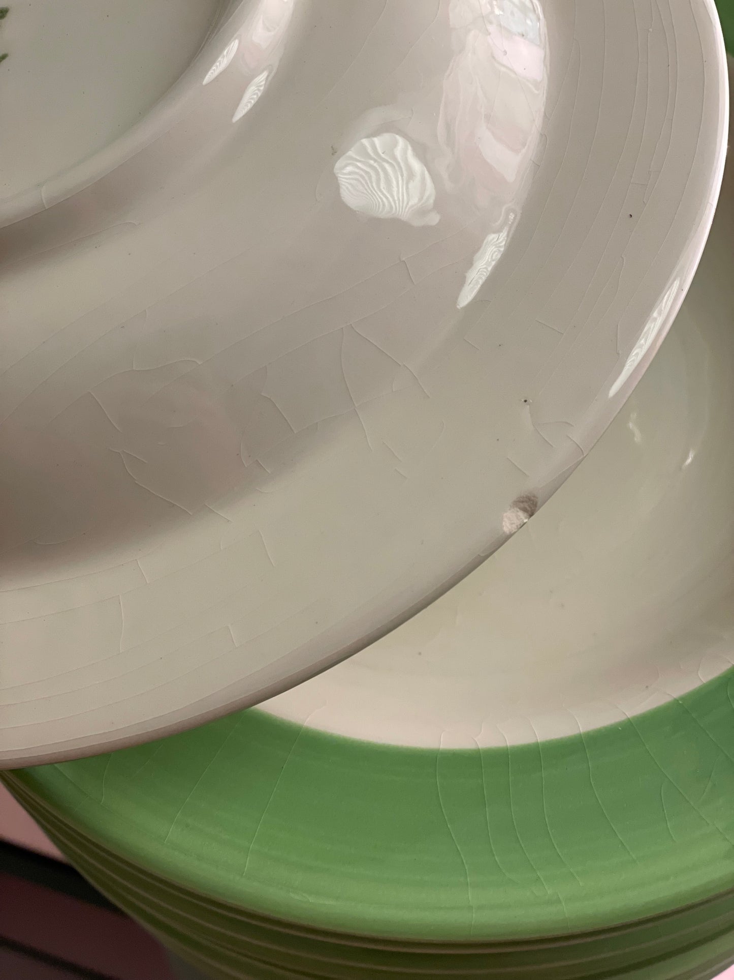 Italienske dybe tallerkener med grøn kant
