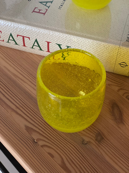 Yellow water glasses with bubbles