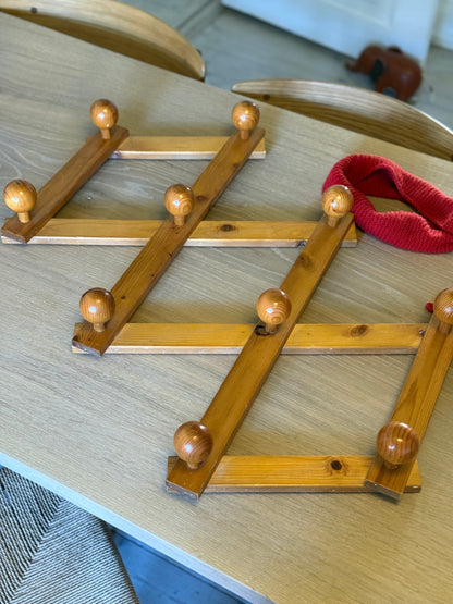 Sakseknagerække i fyrretræ