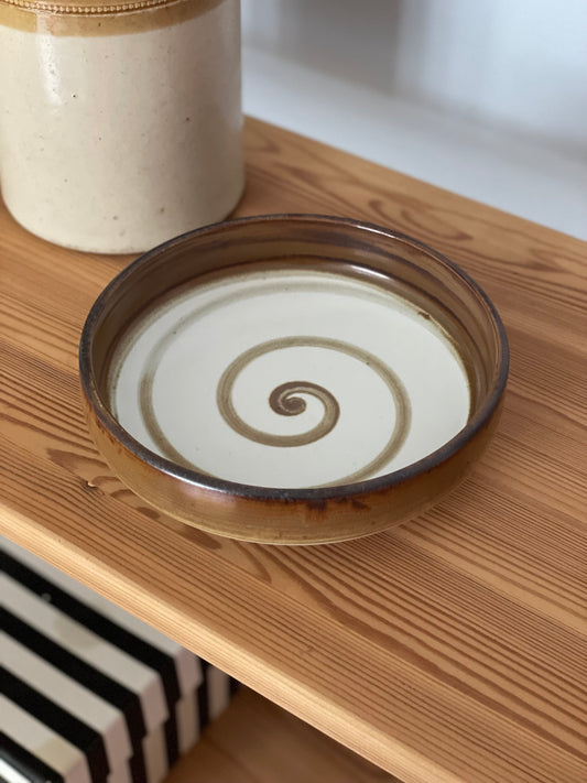 Brown lertøj bowl with swirl