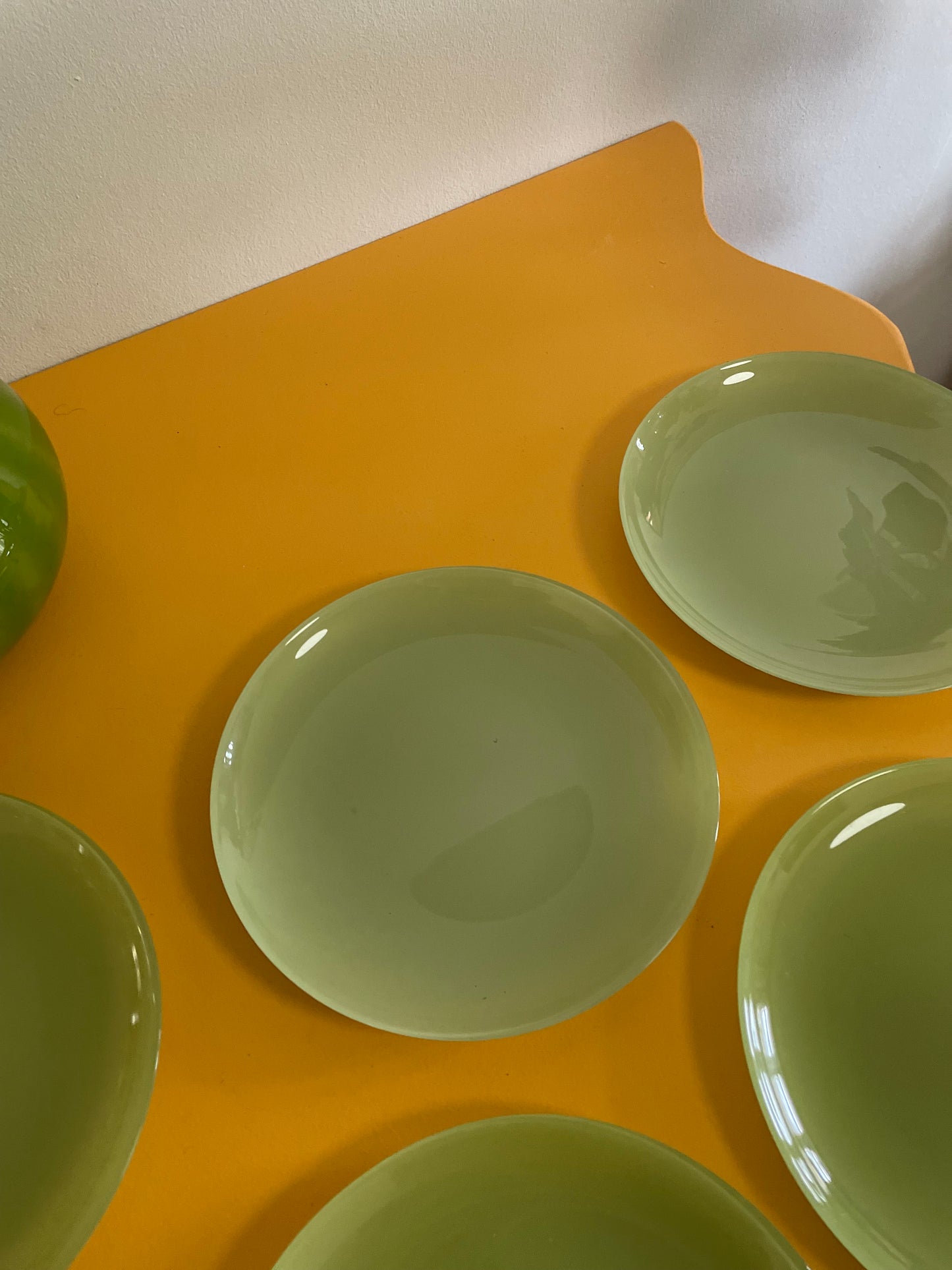 Grønne tallerkener i glas