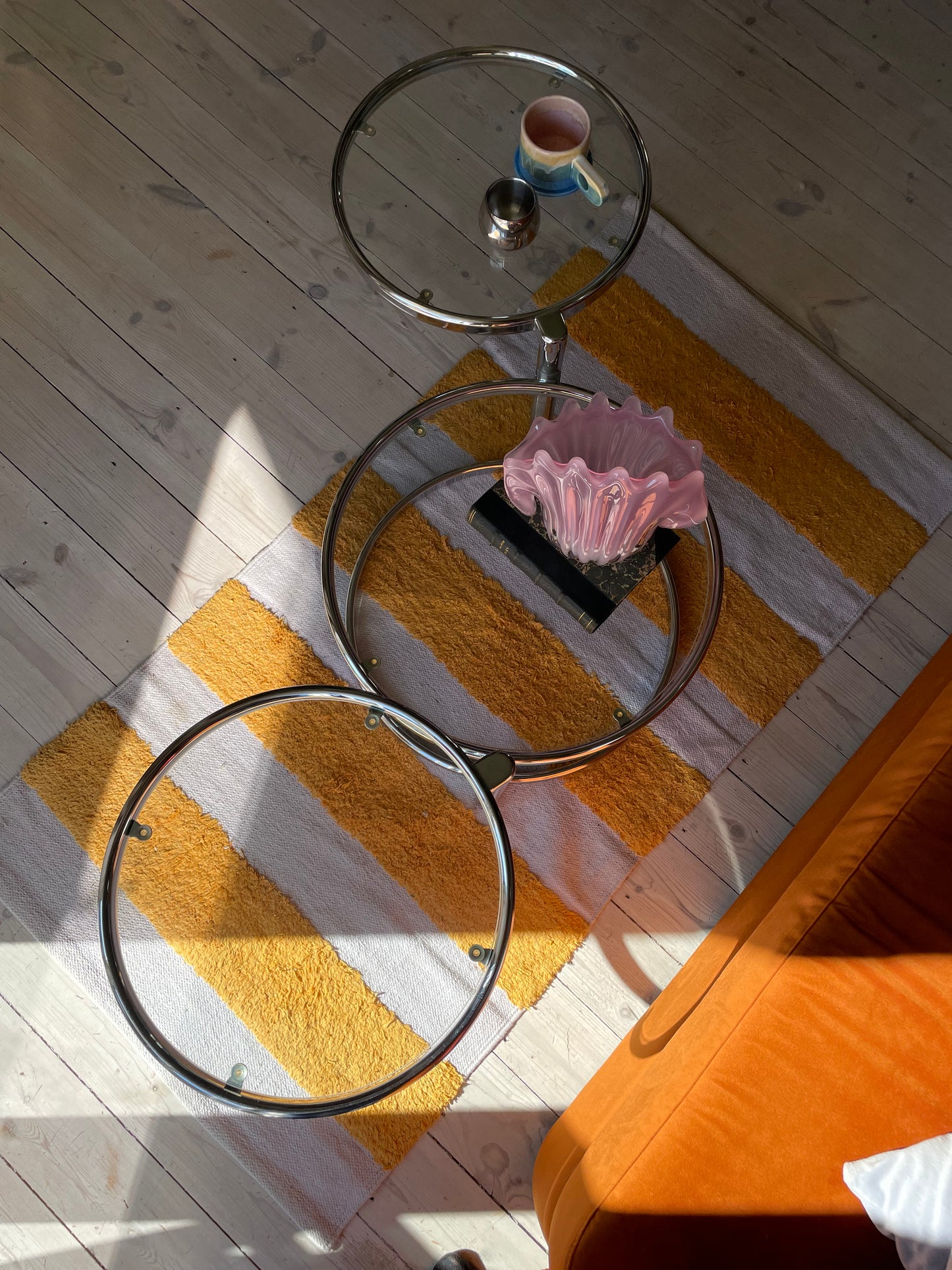 Swivel coffee table in chrome and glass