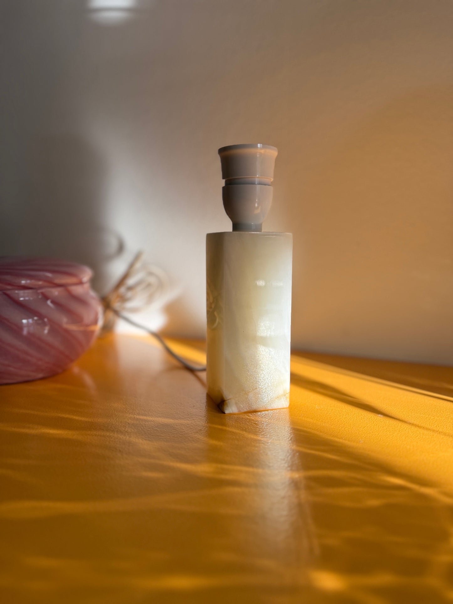 Marmor lampe med hvid skærm i stof