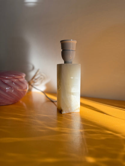 Marmor lampe med hvid skærm i stof