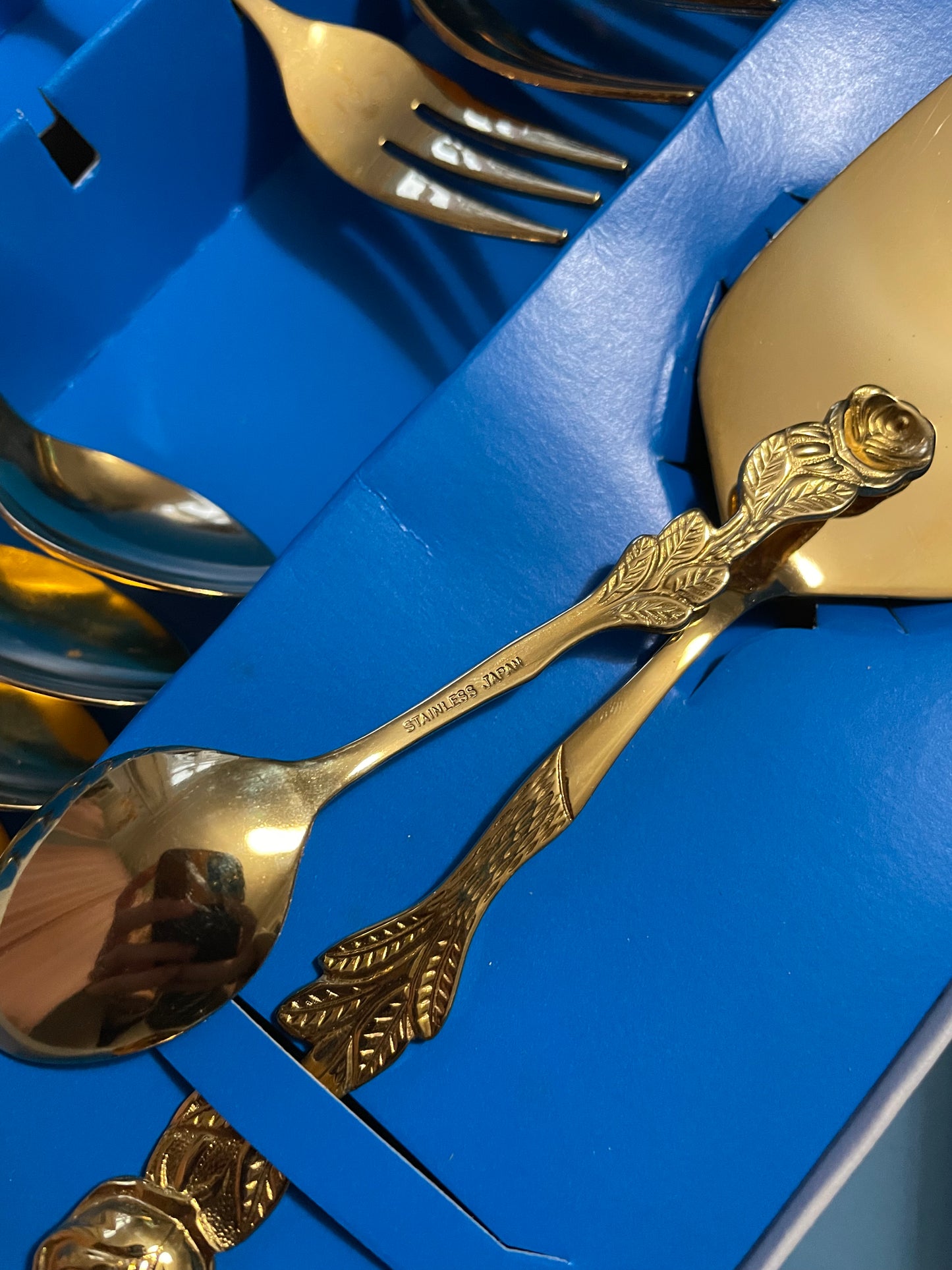 Set of gold colored cake cutlery